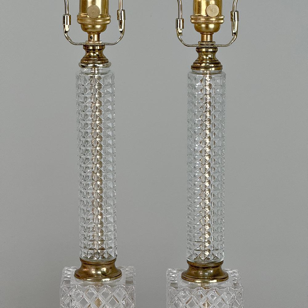 Paire de lampes de table néoclassiques du milieu du siècle en cristal taillé et laiton en vente 1