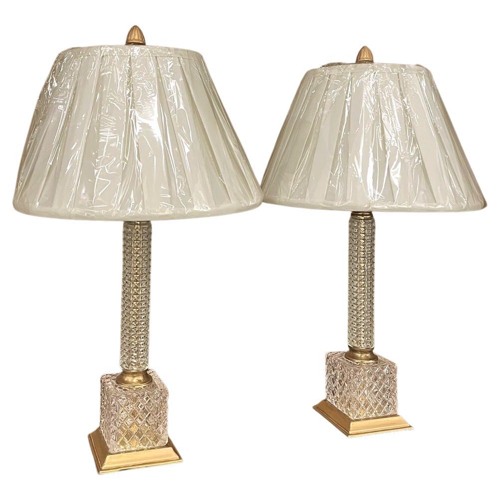 Paire de lampes de bureau néoclassiques du milieu du siècle en cristal taillé et laiton en vente