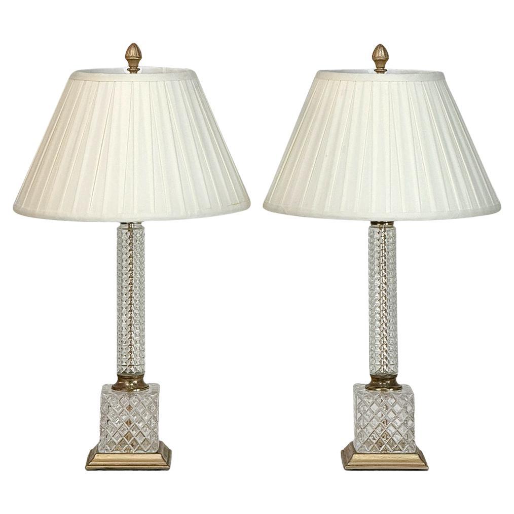 Paire de lampes de table néoclassiques du milieu du siècle en cristal taillé et laiton en vente