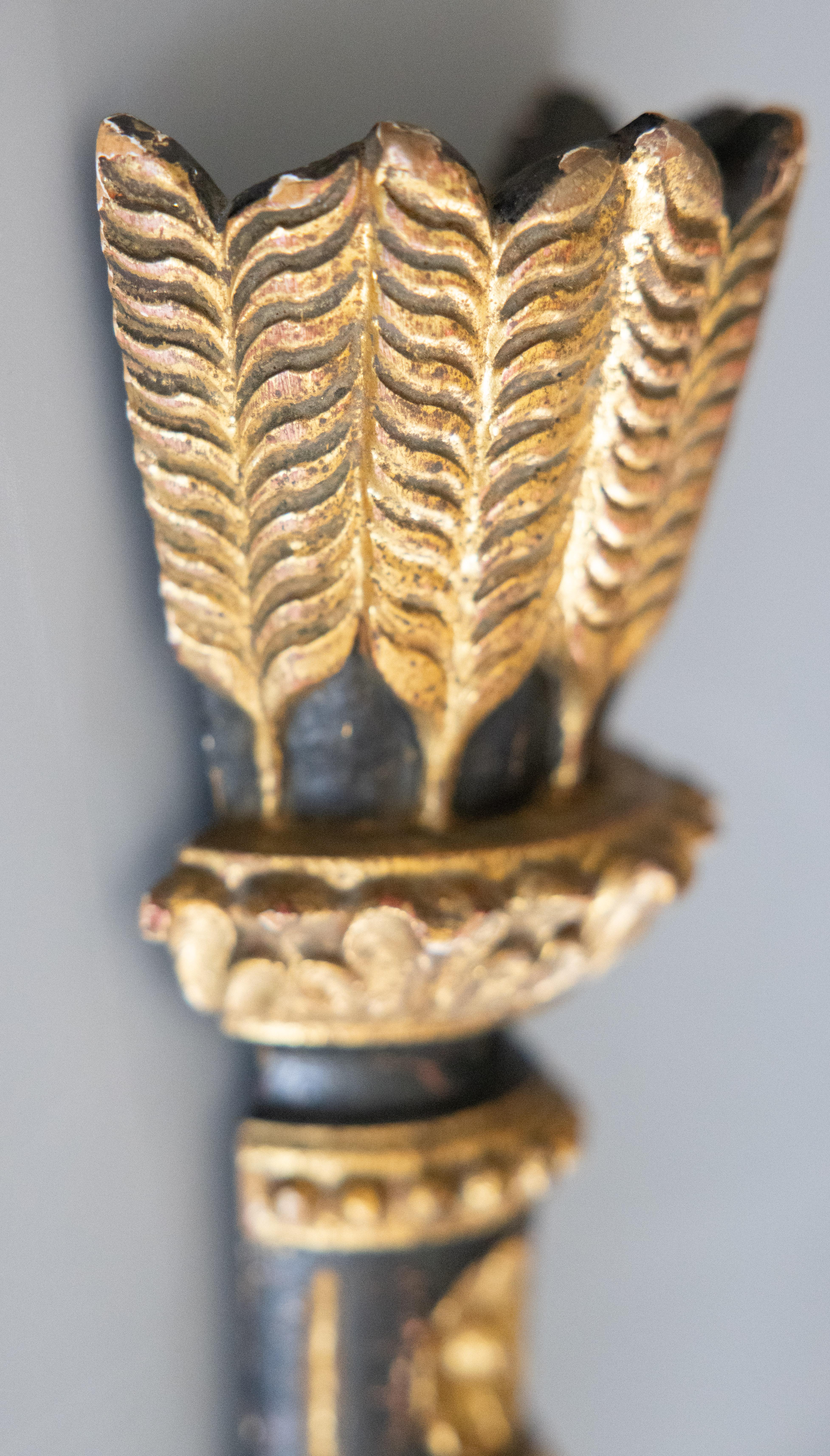 Paar Mid-Century Neoklassische Italienische Schwarz & Gold Giltwood Arrow Kerzenständer im Angebot 5