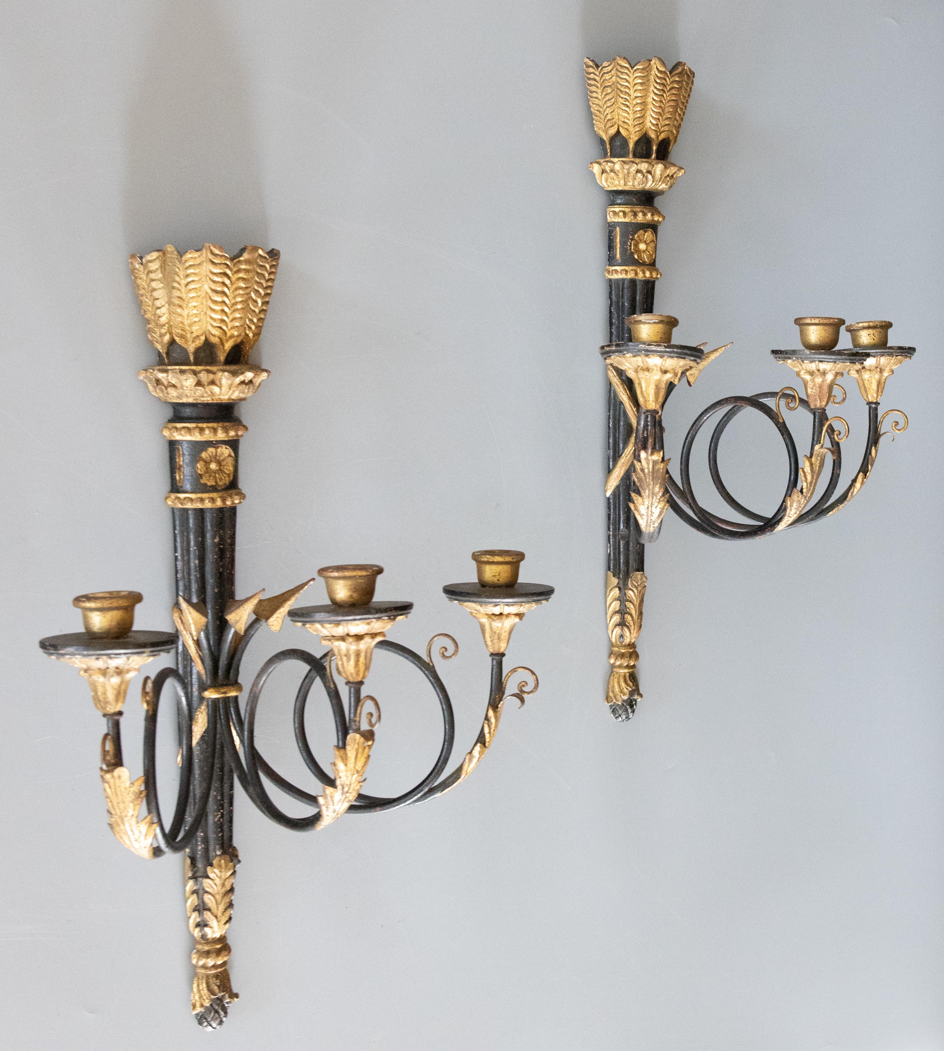 Pair Mid-Century Neoclassical Italian Black & Gold Giltwood Arrow Candle Sconces In Good Condition For Sale In Pearland, TX