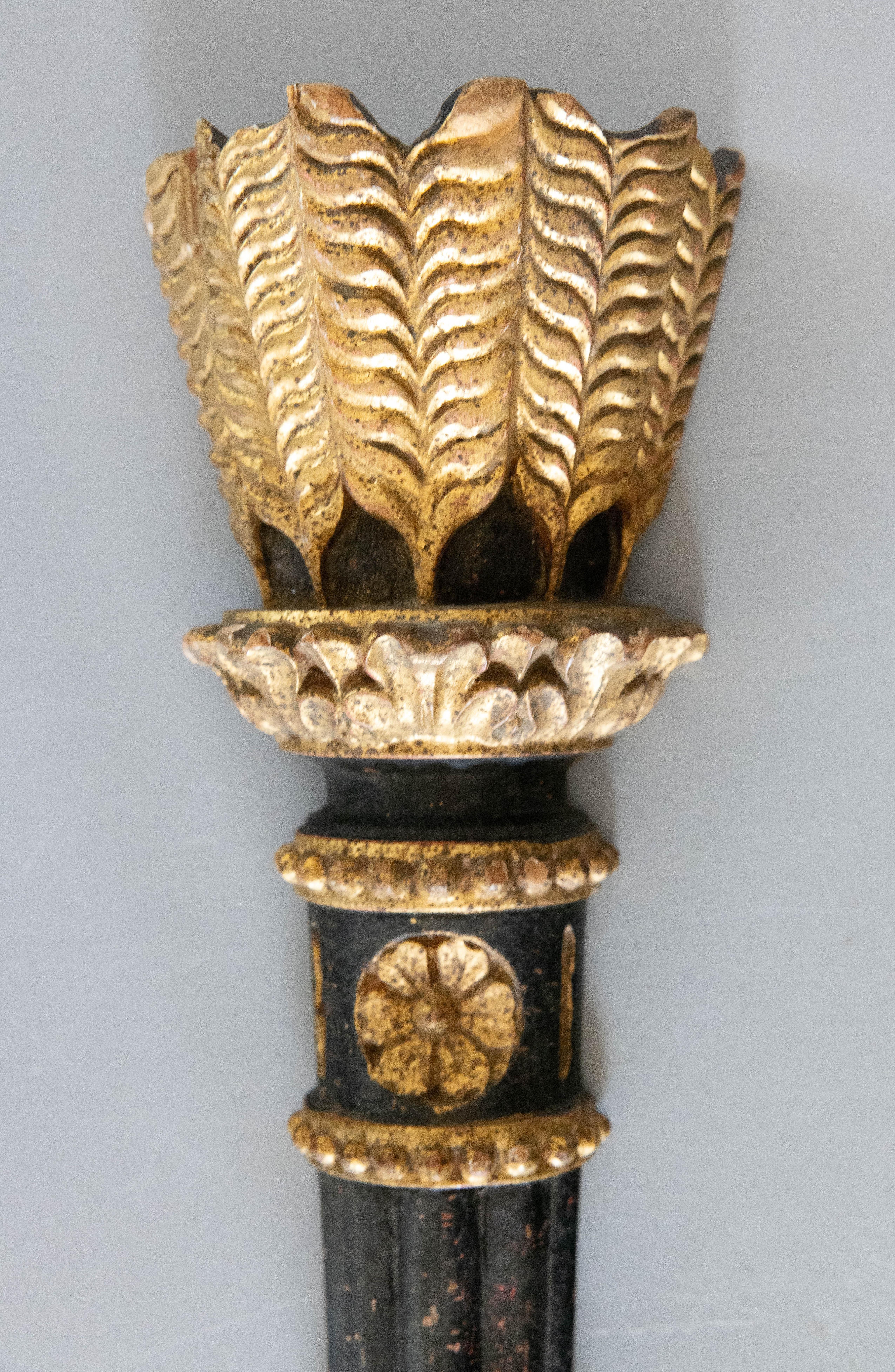 Paar Mid-Century Neoklassische Italienische Schwarz & Gold Giltwood Arrow Kerzenständer (Vergoldetes Holz) im Angebot