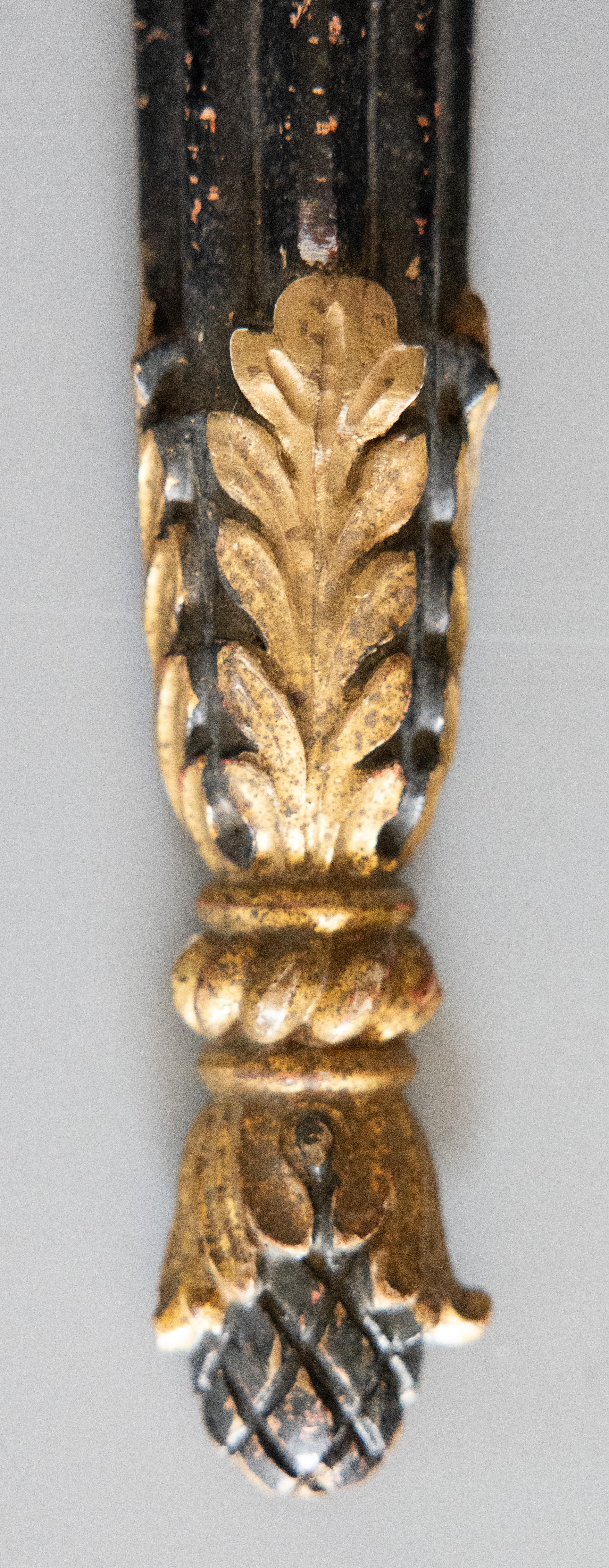 Paar Mid-Century Neoklassische Italienische Schwarz & Gold Giltwood Arrow Kerzenständer im Angebot 1