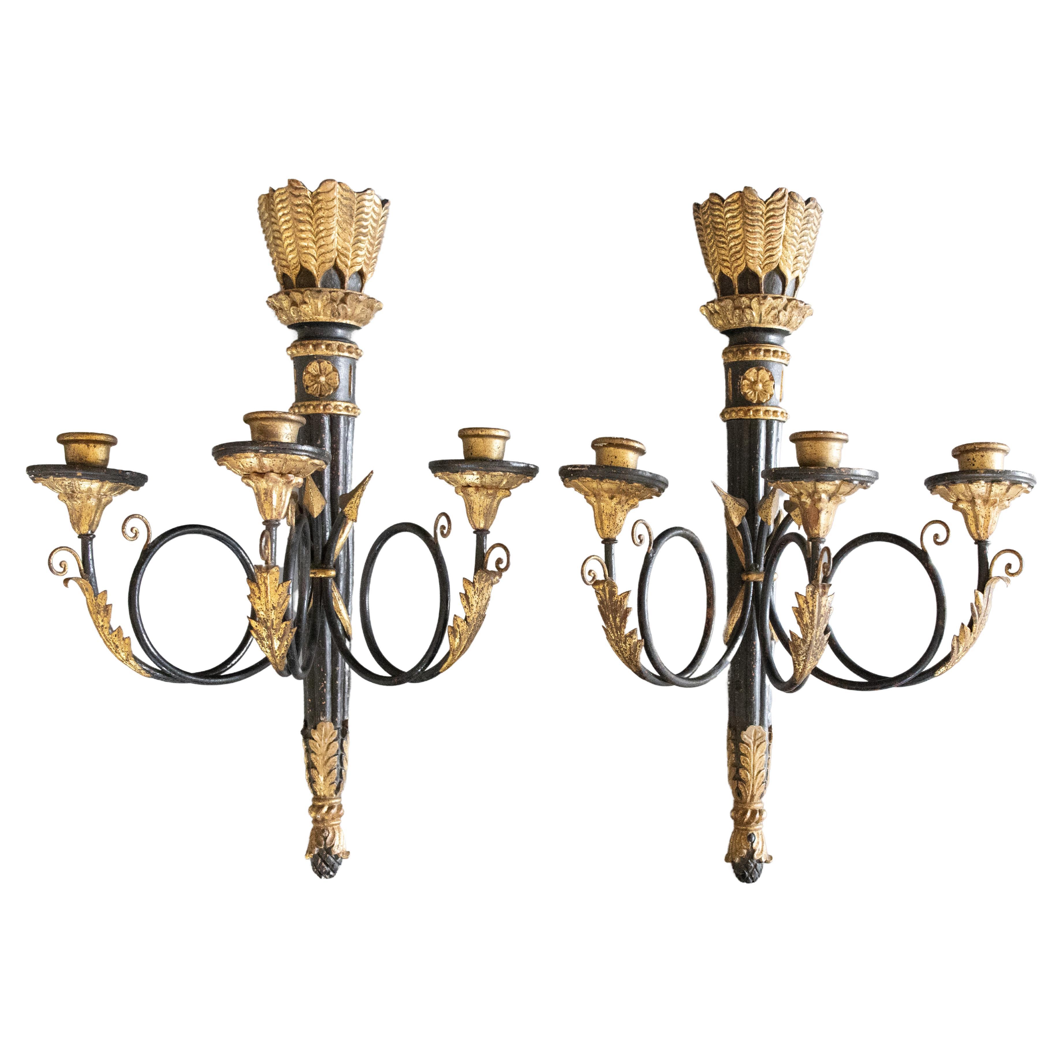 Paar Mid-Century Neoklassische Italienische Schwarz & Gold Giltwood Arrow Kerzenständer im Angebot