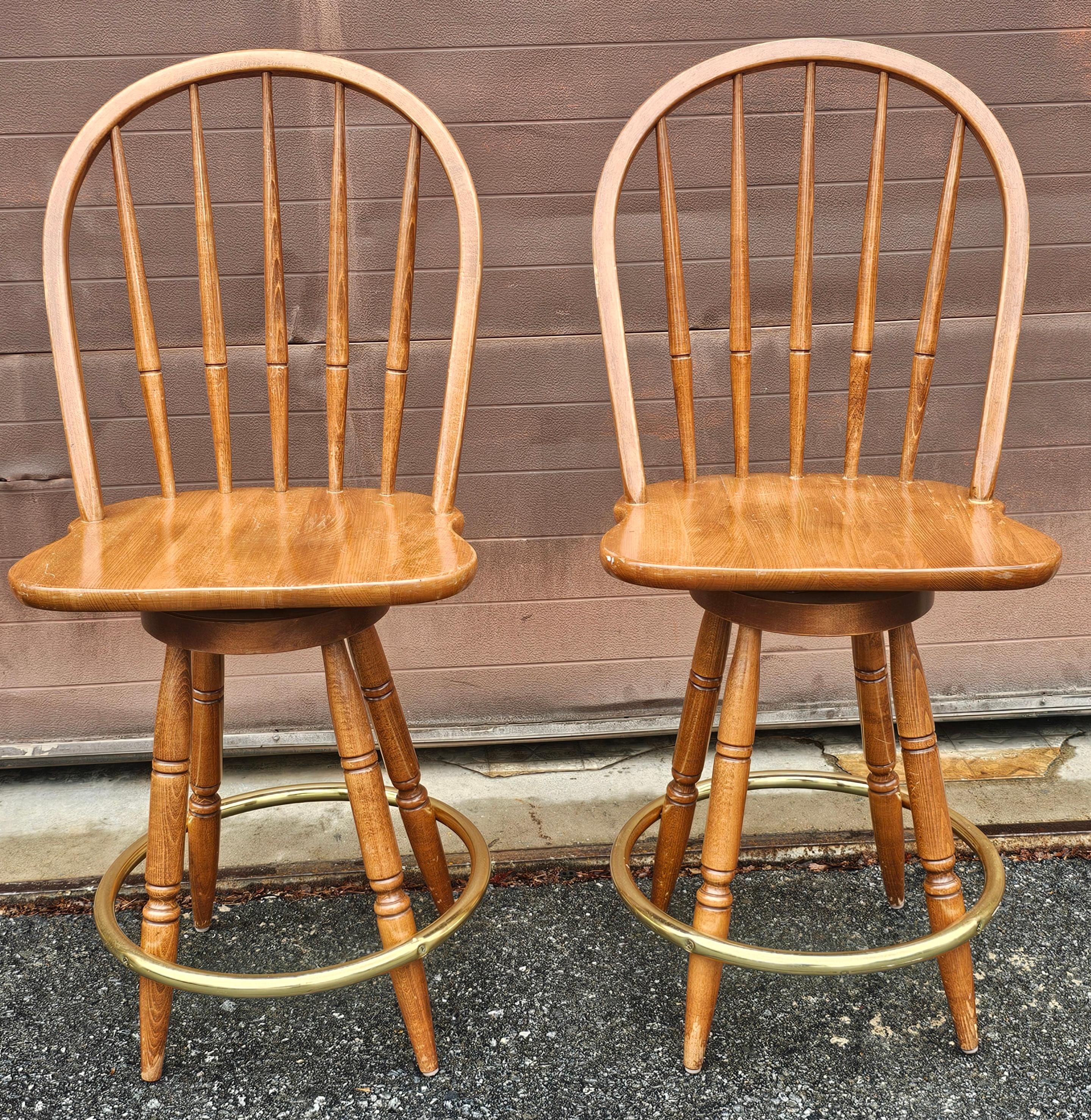 Coppia di sgabelli ad anello con piede in Oak e ottone del Mid Century.
Misura 20