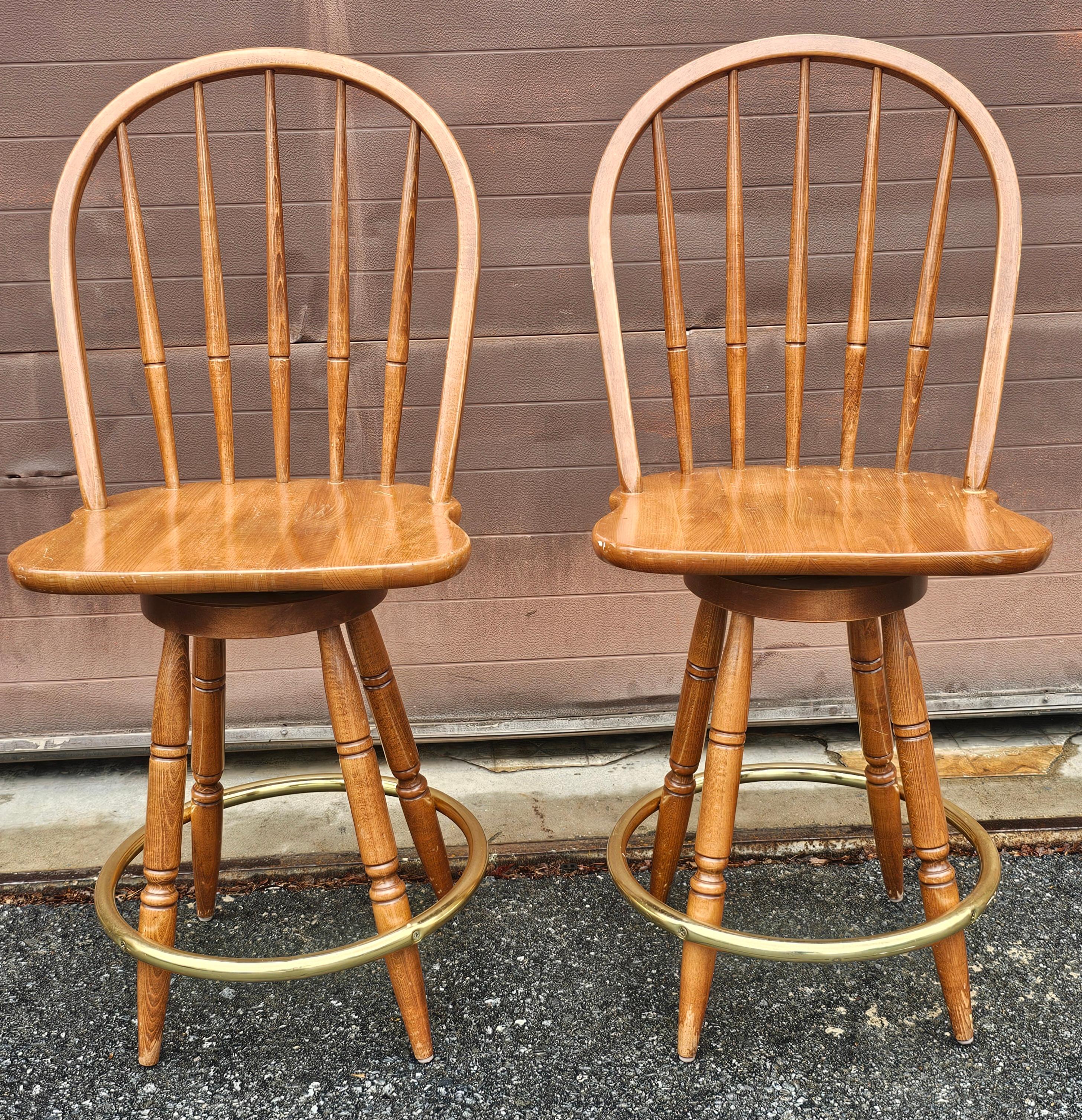 Mid-Century moderno Coppia di sgabelli ad anello con piede in Oak e ottone del Mid Century. in vendita
