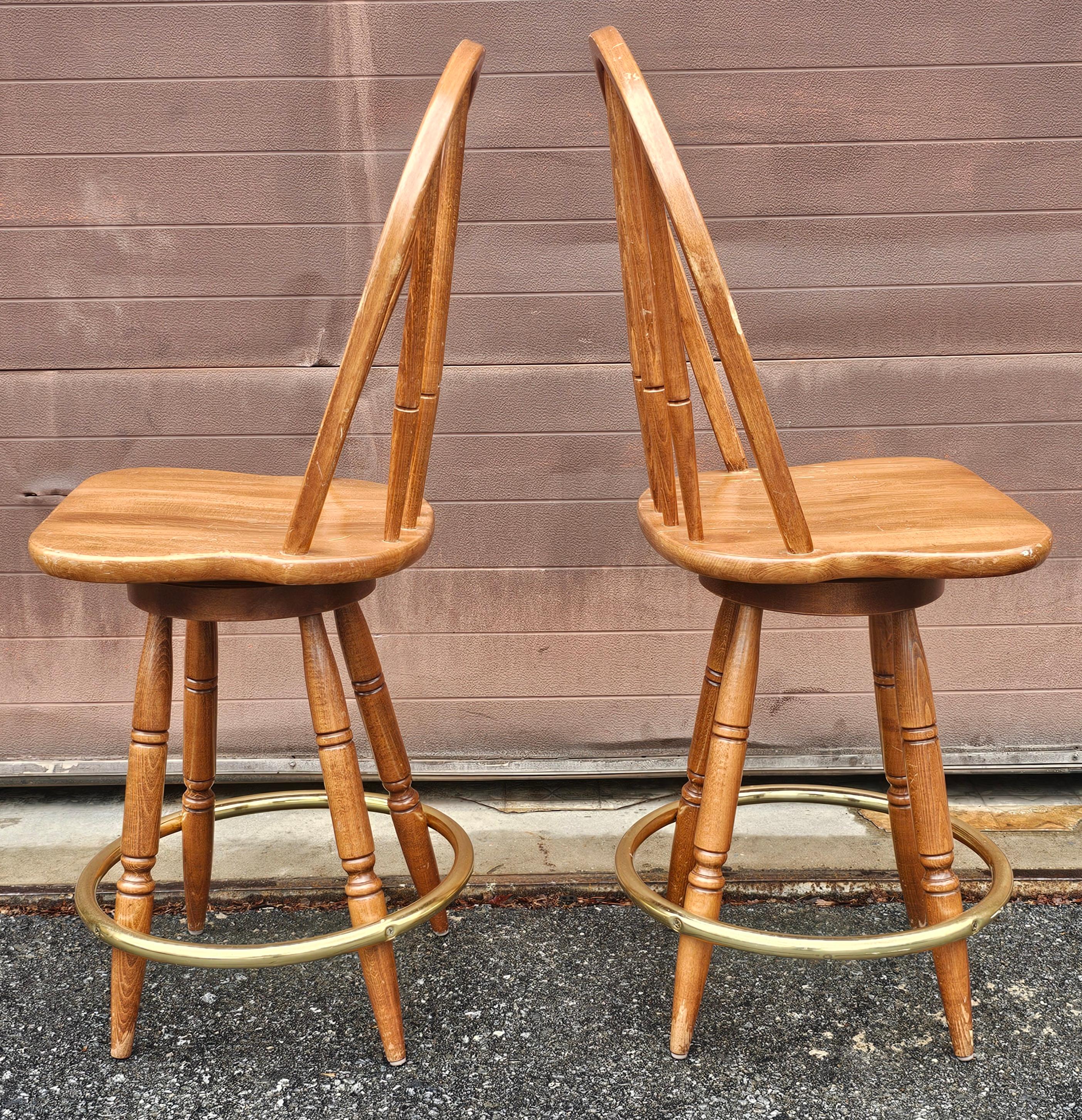 Americano Coppia di sgabelli ad anello con piede in Oak e ottone del Mid Century. in vendita