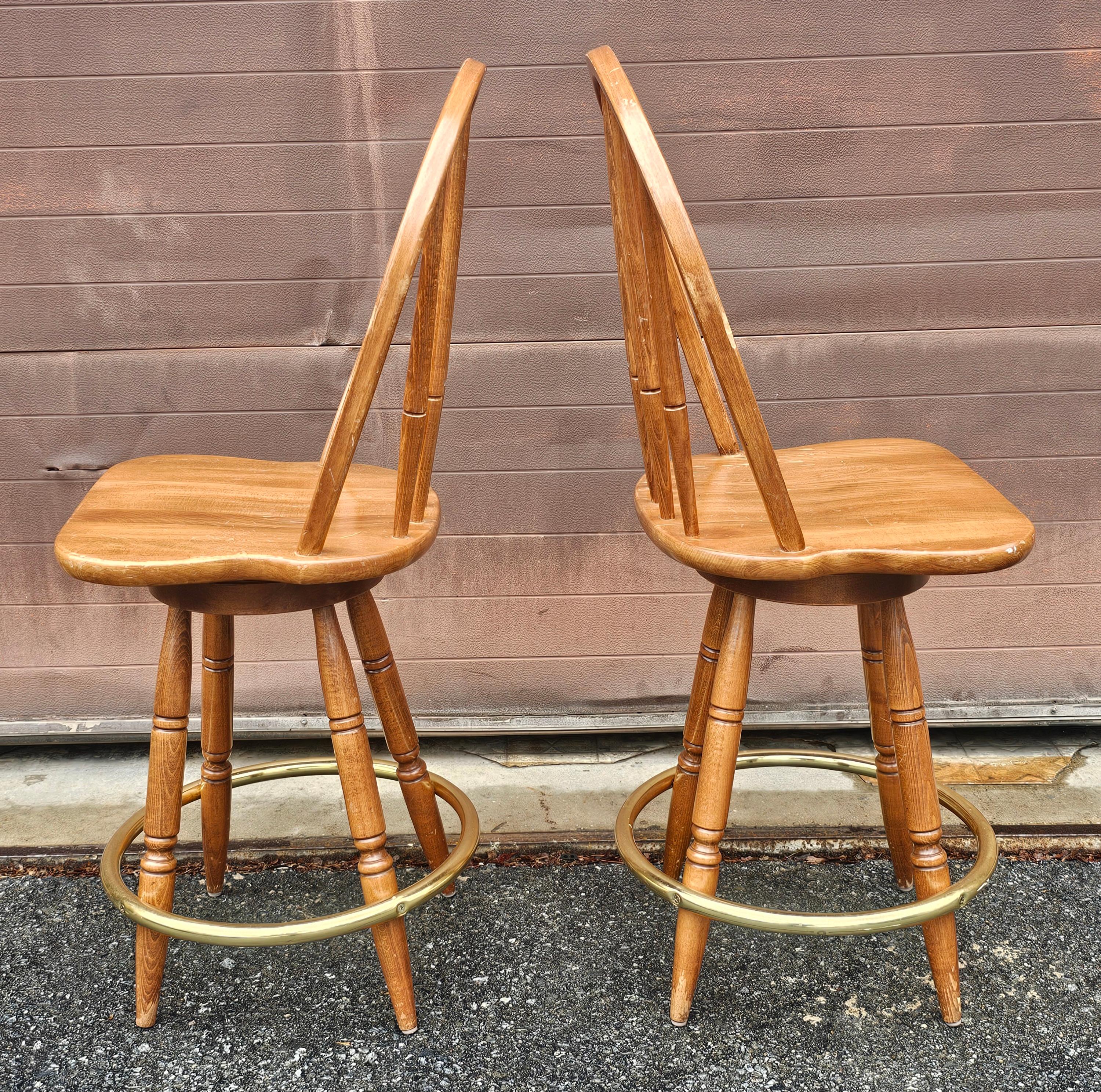 Mordenzato Coppia di sgabelli ad anello con piede in Oak e ottone del Mid Century. in vendita