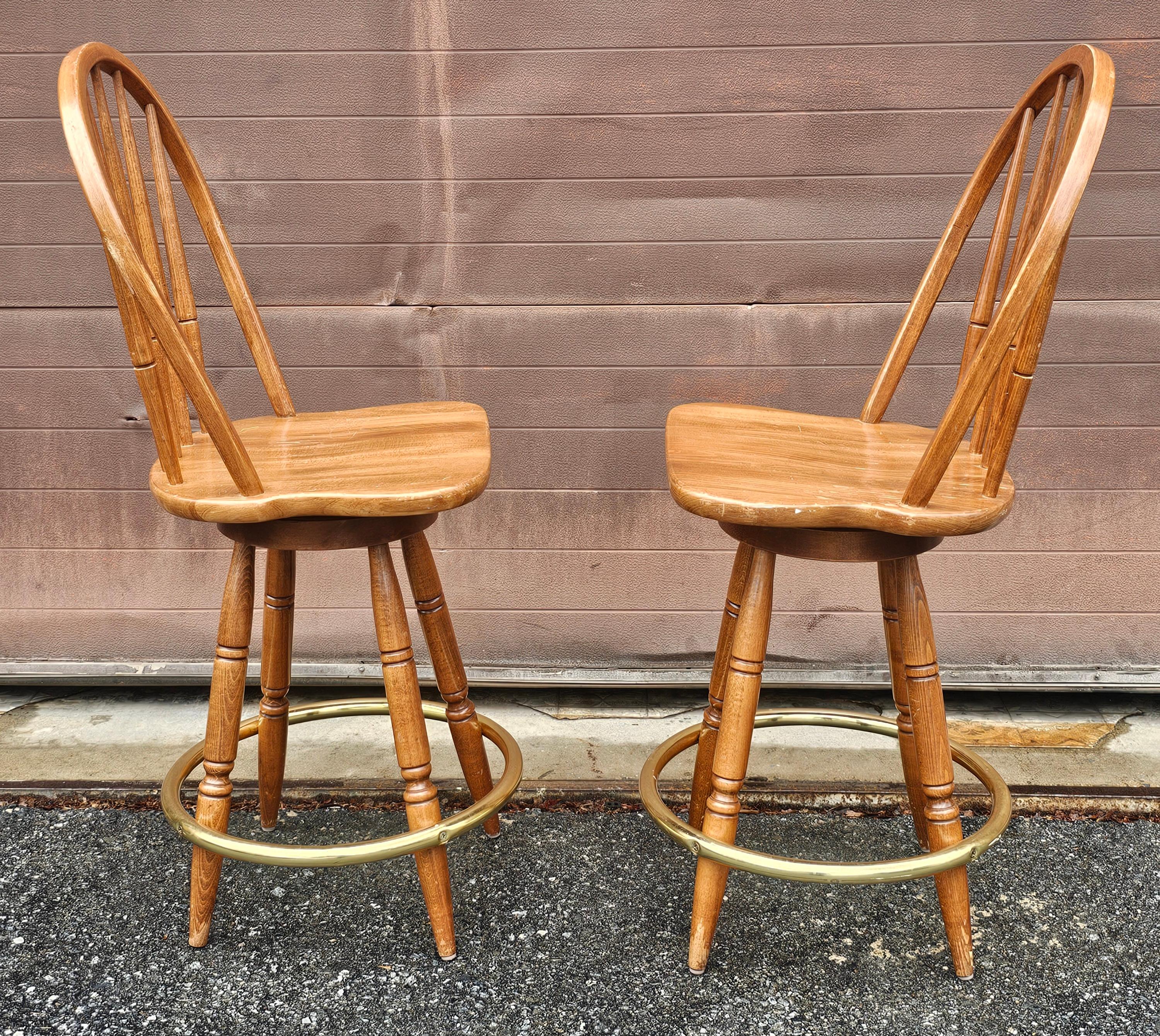Coppia di sgabelli ad anello con piede in Oak e ottone del Mid Century. In condizioni buone in vendita a Germantown, MD