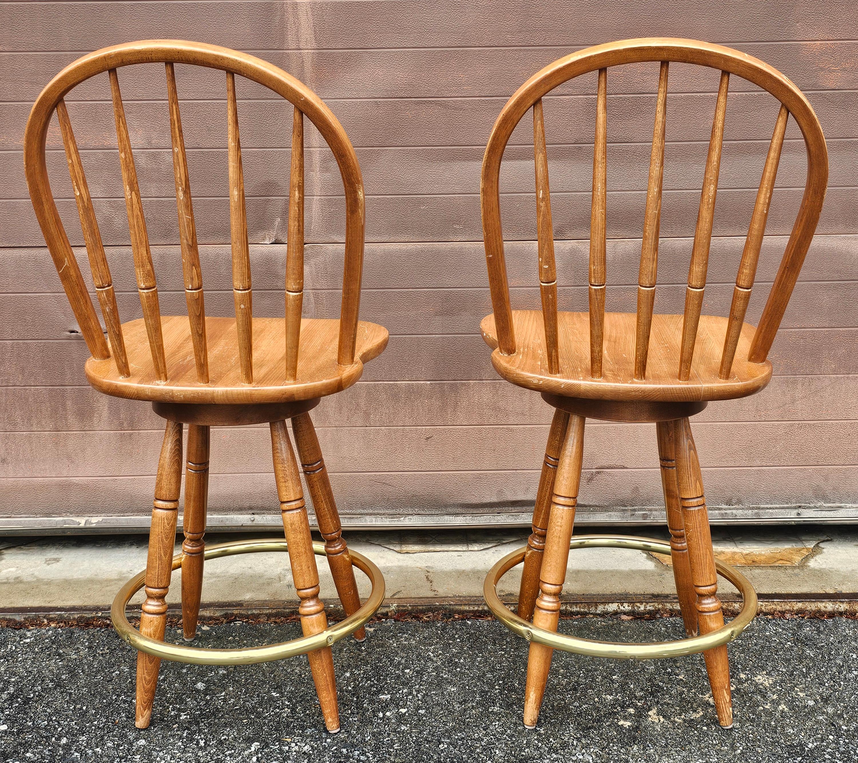 XX secolo Coppia di sgabelli ad anello con piede in Oak e ottone del Mid Century. in vendita