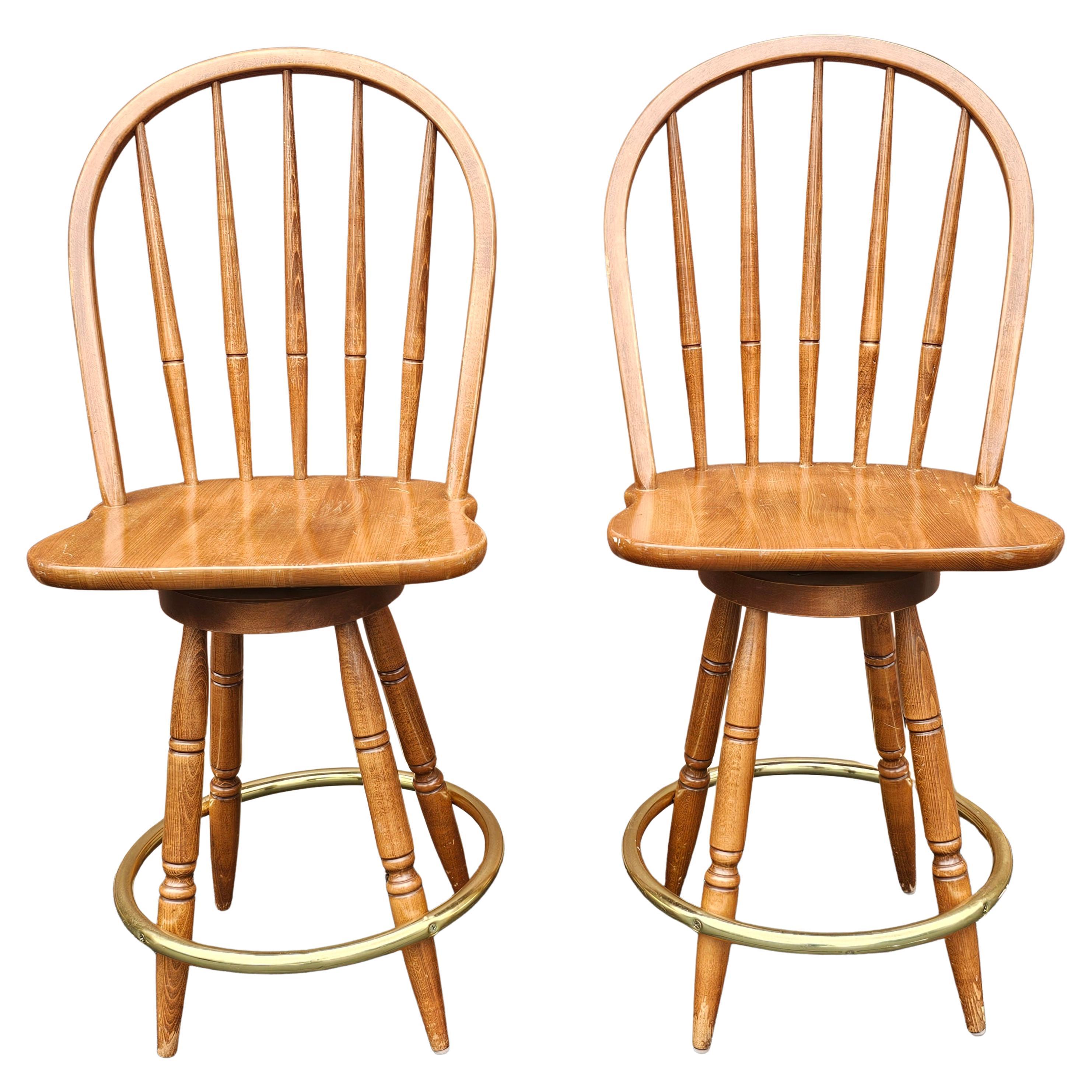 Coppia di sgabelli ad anello con piede in Oak e ottone del Mid Century.