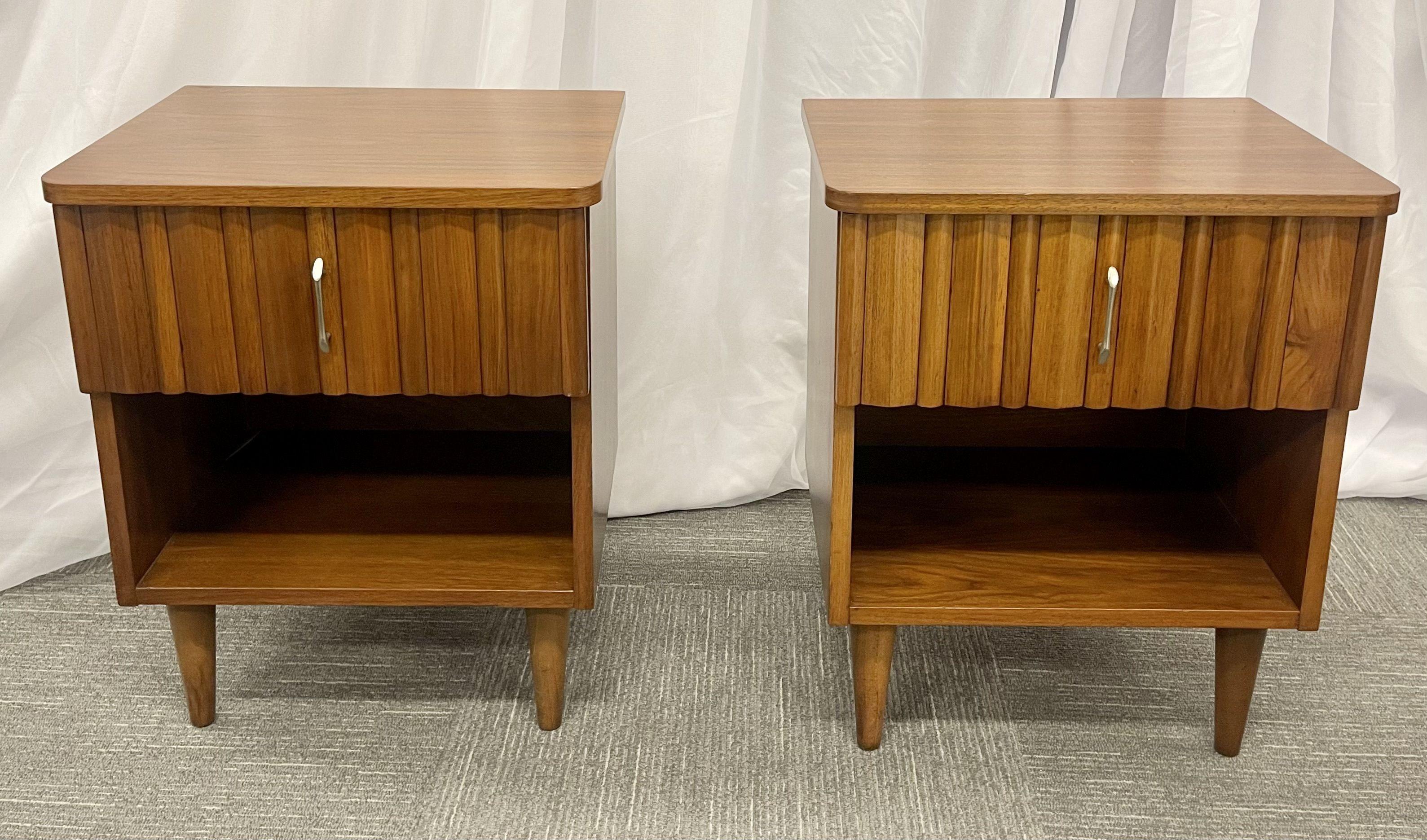 Pair Mid-Century Open Nightstands, Side / End Tables, American, Walnut, 1960s In Good Condition For Sale In Stamford, CT
