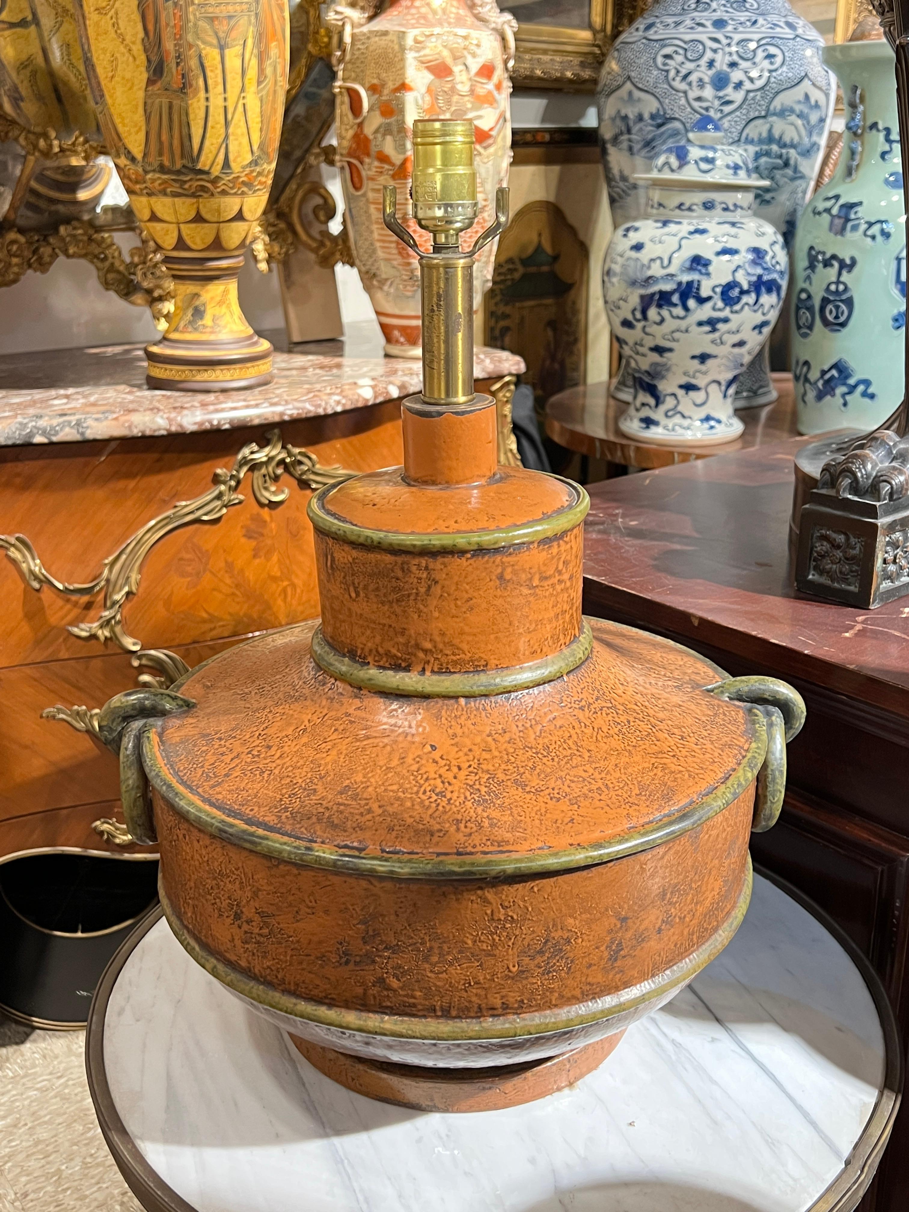 Paire de lampes de table vintage du milieu du siècle, fabriquées à partir de grands récipients en céramique de style oriental chinois avec une glaçure couleur moutarde, chacune mesurant 21 pouces de haut, 17 pouces de large et 14 1/2 pouces de