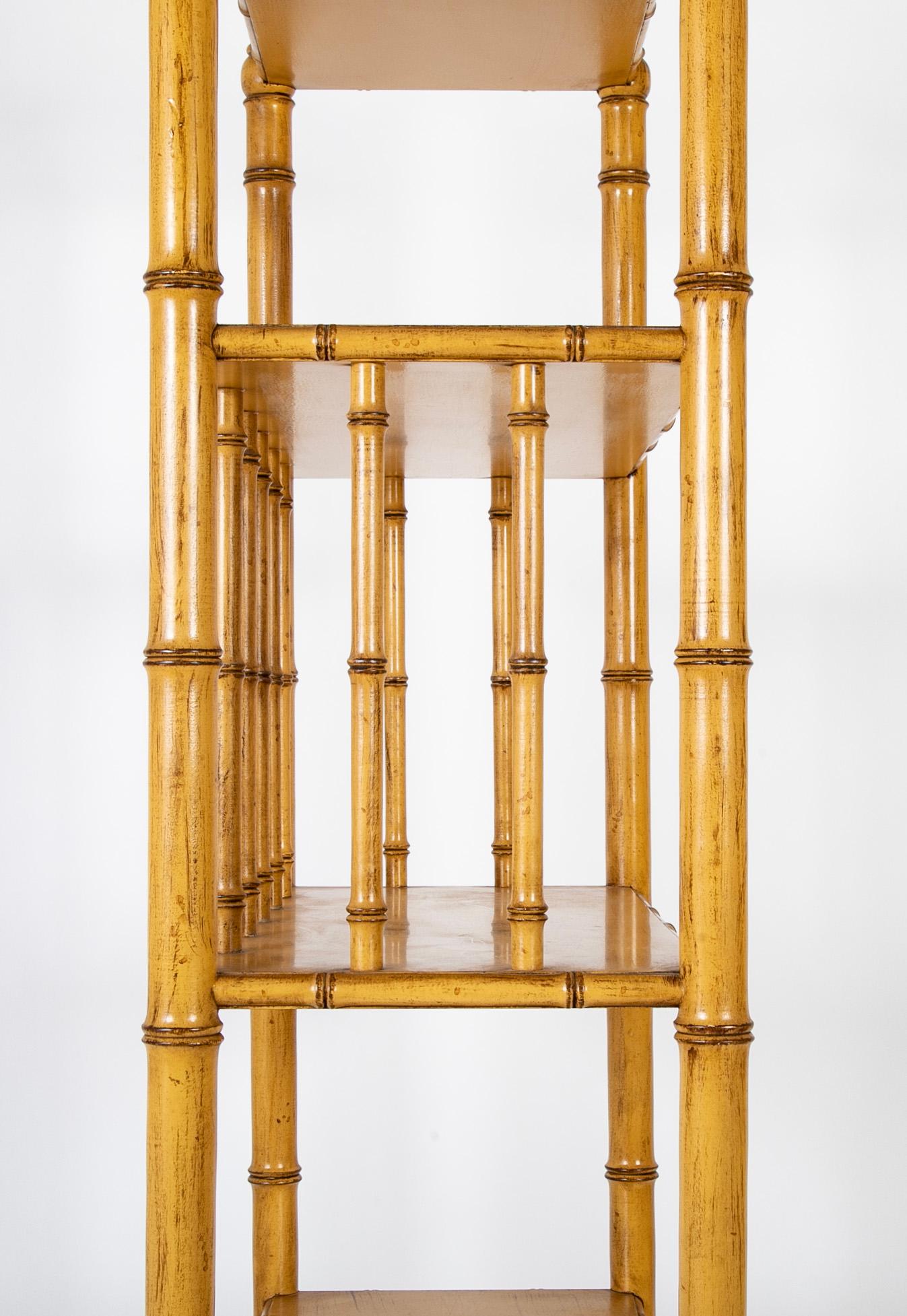 Ein Paar Etageres-Regale aus Kunstbambus aus der Mitte des Jahrhunderts von John Widdicomb (Holz) im Angebot