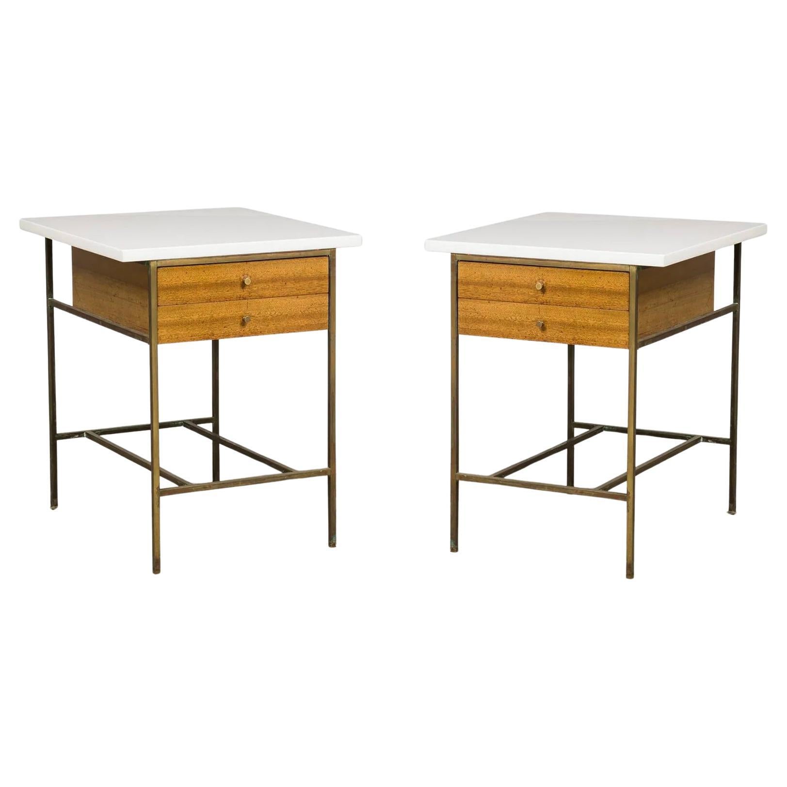 Paire de belles tables de nuit en laiton de production Paul McCobb des années 1960 avec 2 tiroirs et cadre en laiton avec dessus en verre blanc Vitrolite rare. Boutons en laiton massif - Condition Vintage originale. Tables de nuit au design très