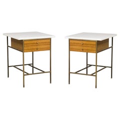 Coppia di Comodini a 2 cassetti Paul McCobb IrWIN del Mid Century in ottone Vitrolite