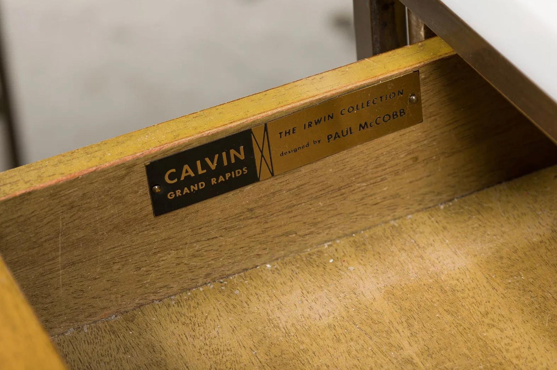 Mid-Century Modern Paire de tables de nuit 2 tiroirs IRWIN du milieu du siècle Paul McCobb Laiton Vitrolite en vente