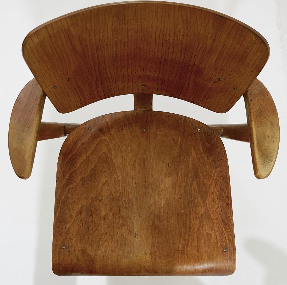 20ième siècle Paire de chaises en hêtre contreplaqué du milieu du siècle dernier en vente