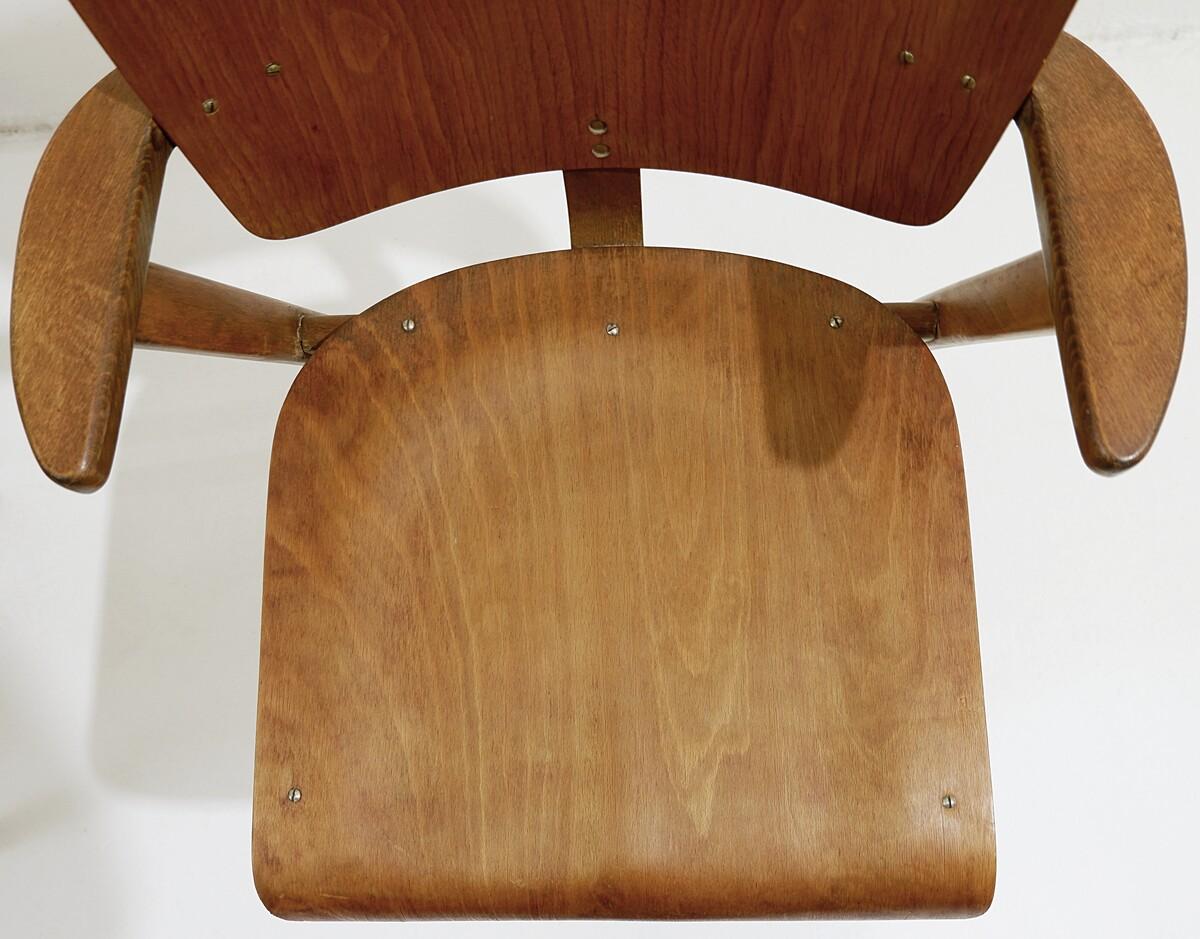 Paire de chaises en hêtre contreplaqué du milieu du siècle dernier en vente 2