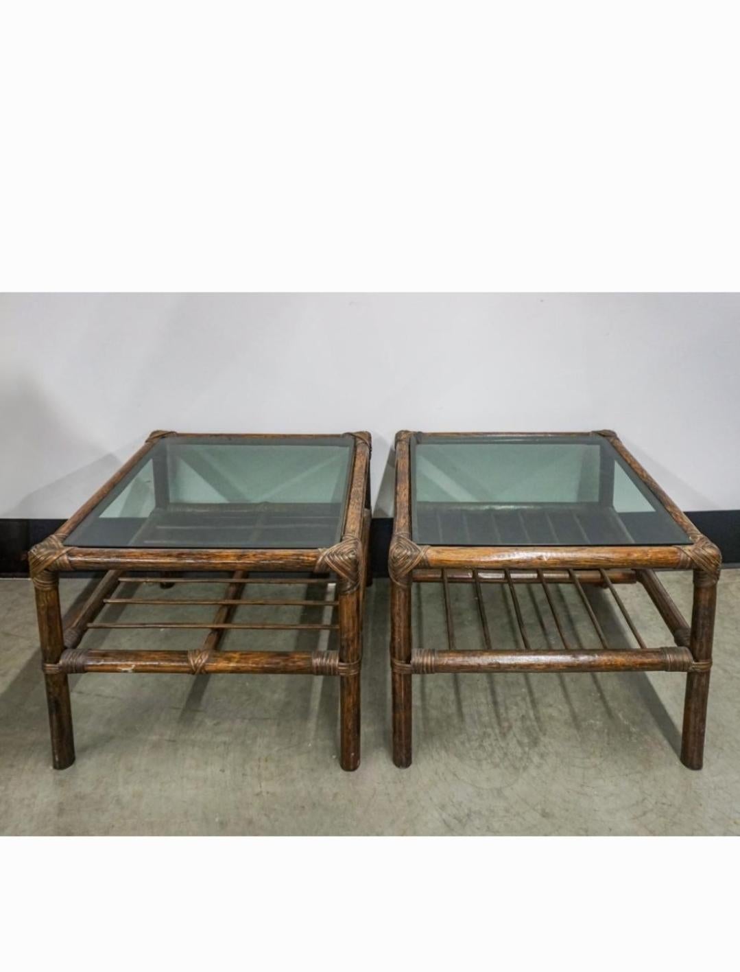 Américain Paire de tables d'appoint en rotin du milieu du siècle en verre fumé en vente