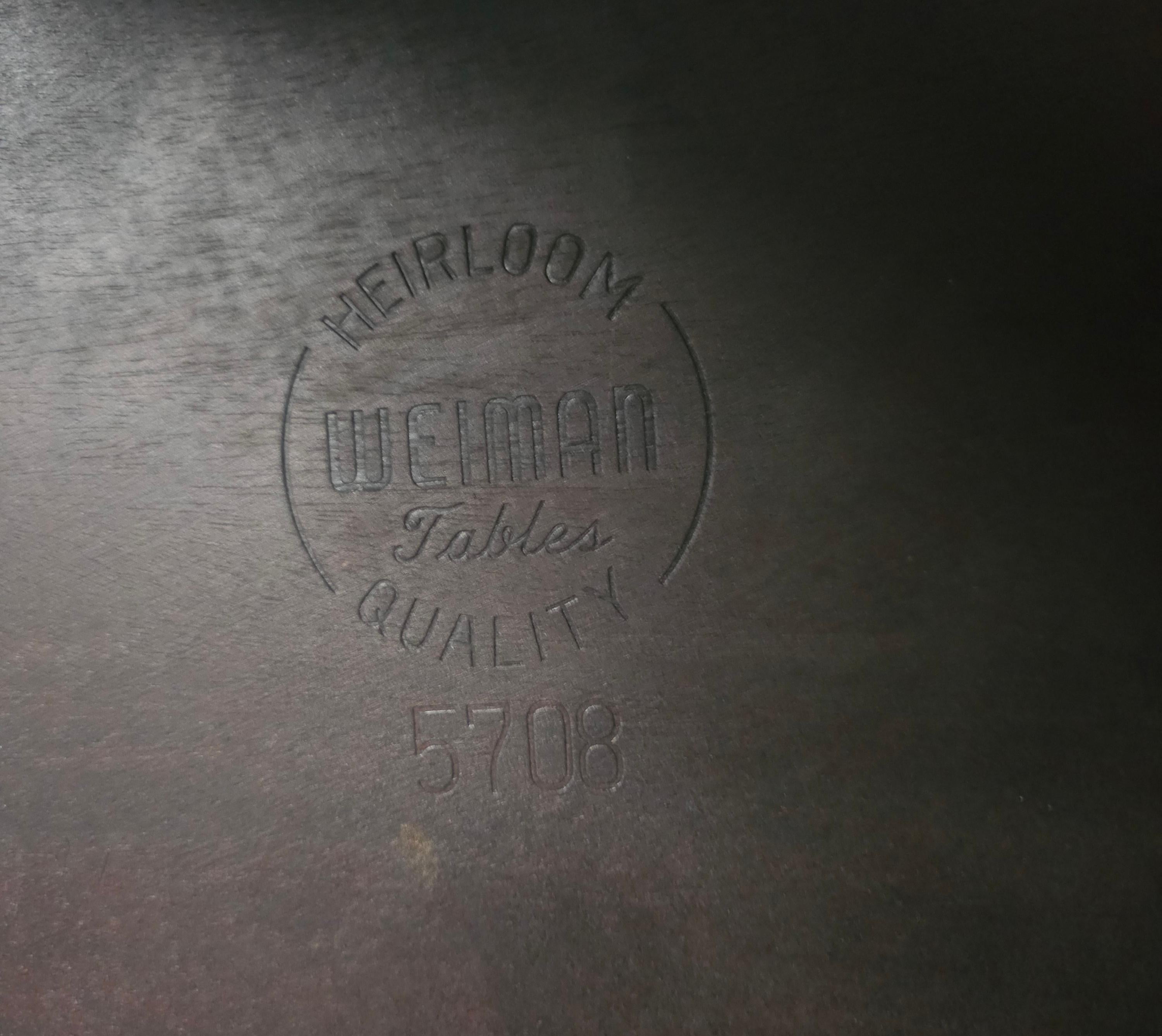 Paire de tables d'appoint en acajou à dessus en cuir toilé Weiman du milieu du siècle dernier sur roulettes en vente 5