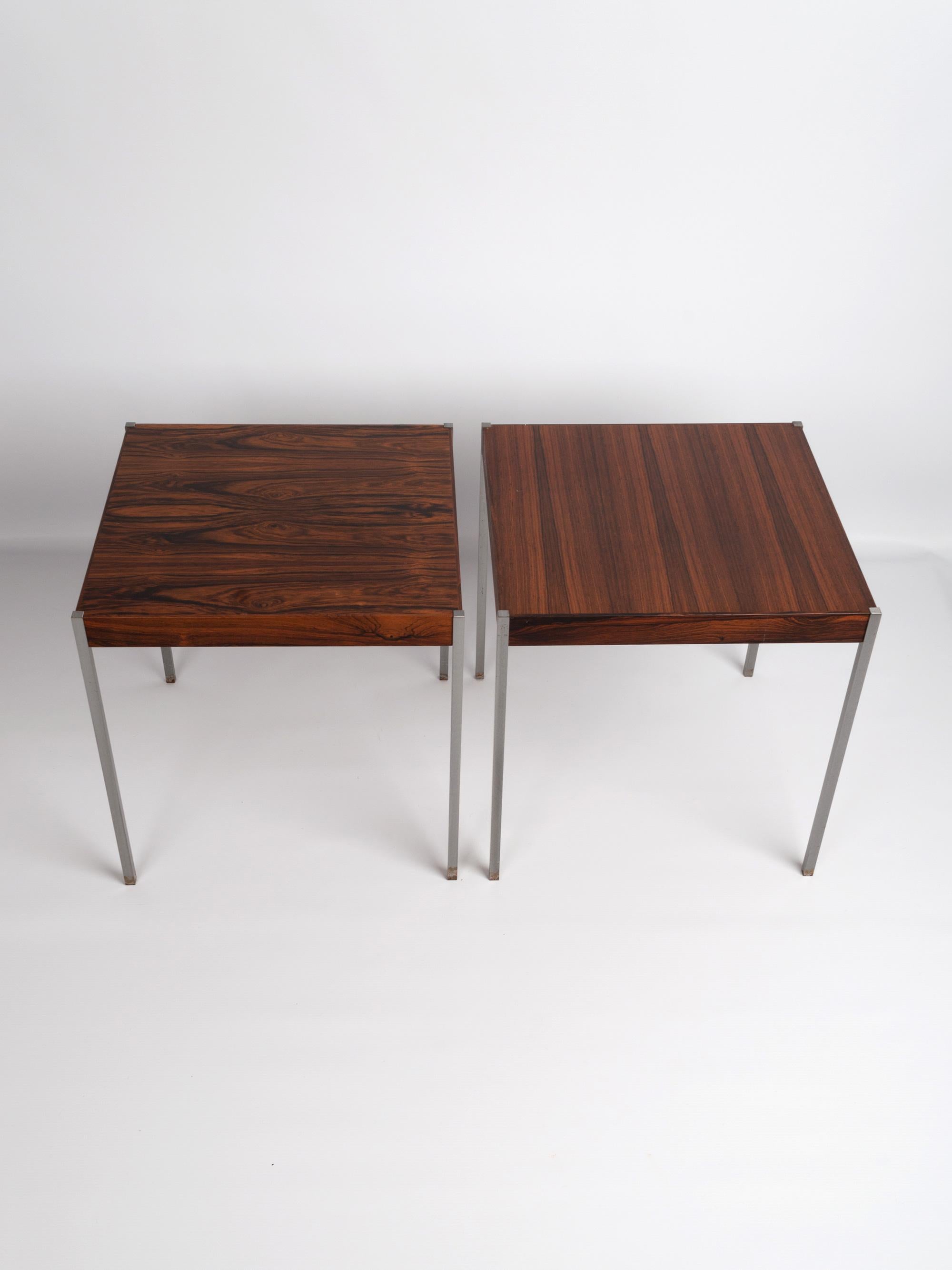 Une paire de tables d'appoint en bois de rose et acier par Uno & Östen Kristiansson pour Luxus Vittsjö. Suède, vers 1960.
En excellent état vintage proportionnel à l'âge.