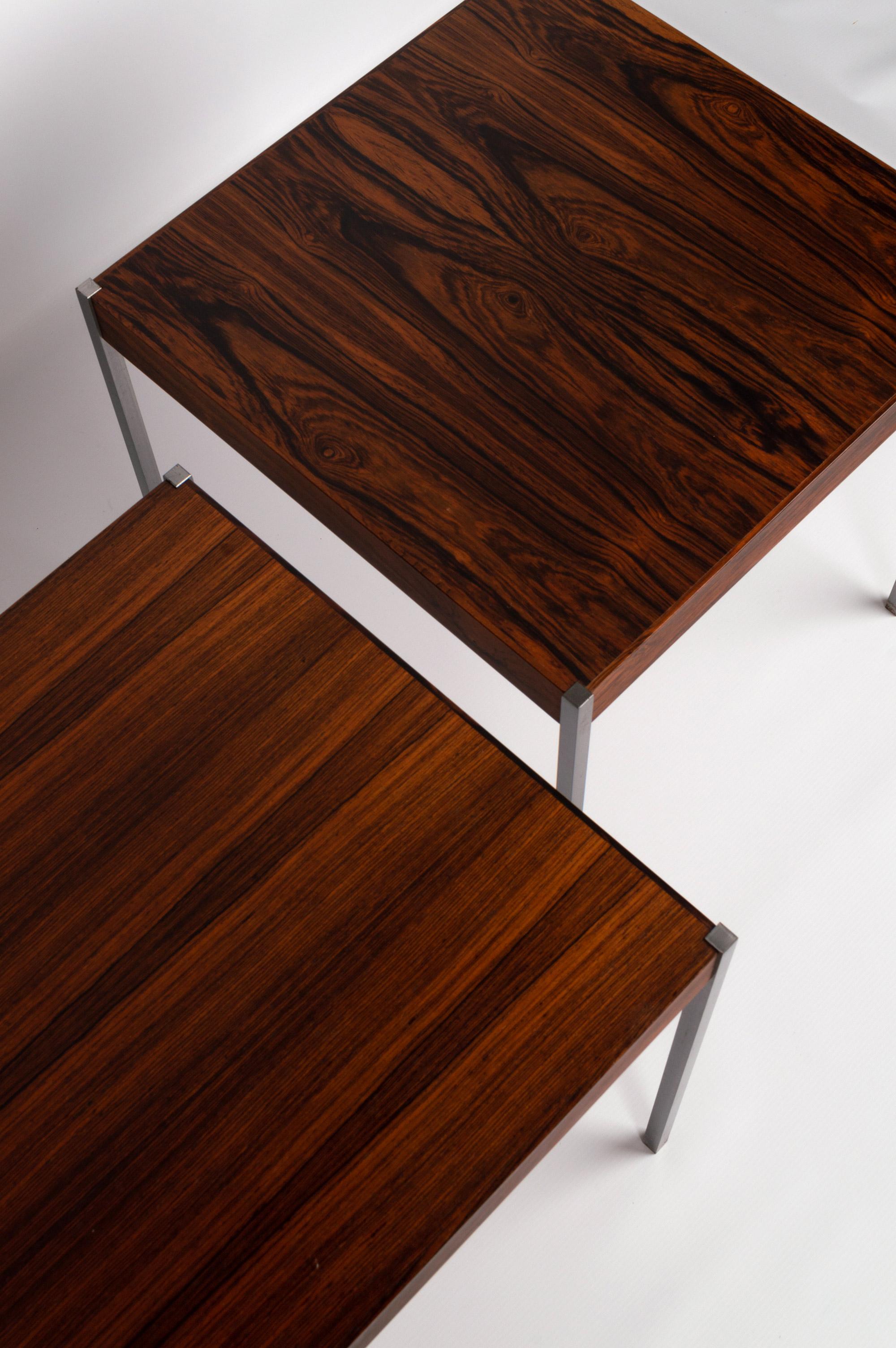 Acier inoxydable Paire de tables d'appoint en palissandre du milieu du sicle dernier par Uno & sten Kristiansson pour Luxus en vente