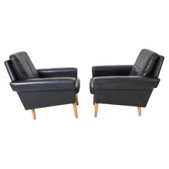 Coppia di poltrone da salotto in pelle nera della metà del secolo scorso The Modern Scandinavian