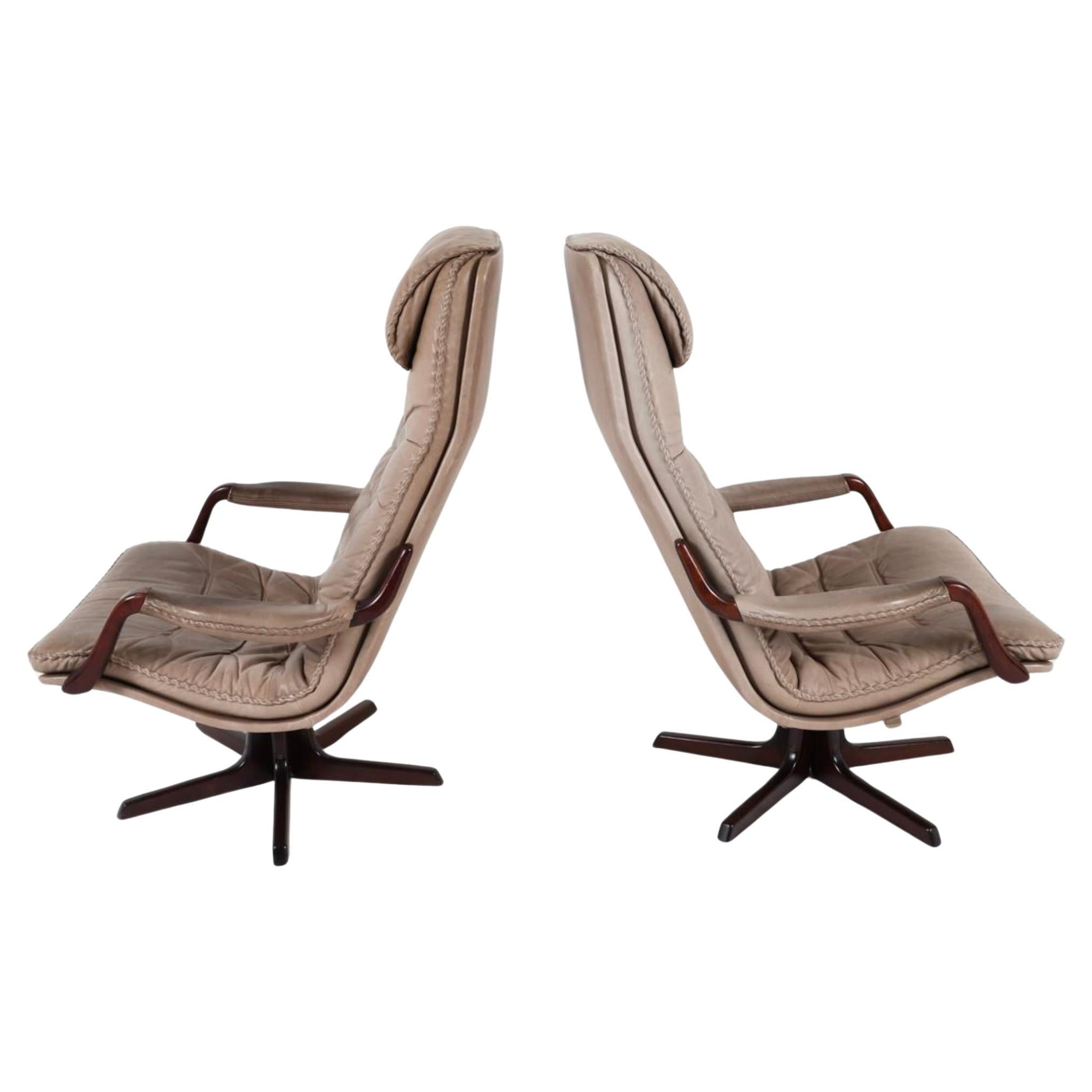 Magnifique paire de fauteuils pivotants en cuir fauve de la collection The Modern Scandinavian. Tags en dessous. Chaise très épurée avec accoudoirs en bois courbé de hêtre foncé et cuir souple. Chaises très confortables, idéales pour votre maison de