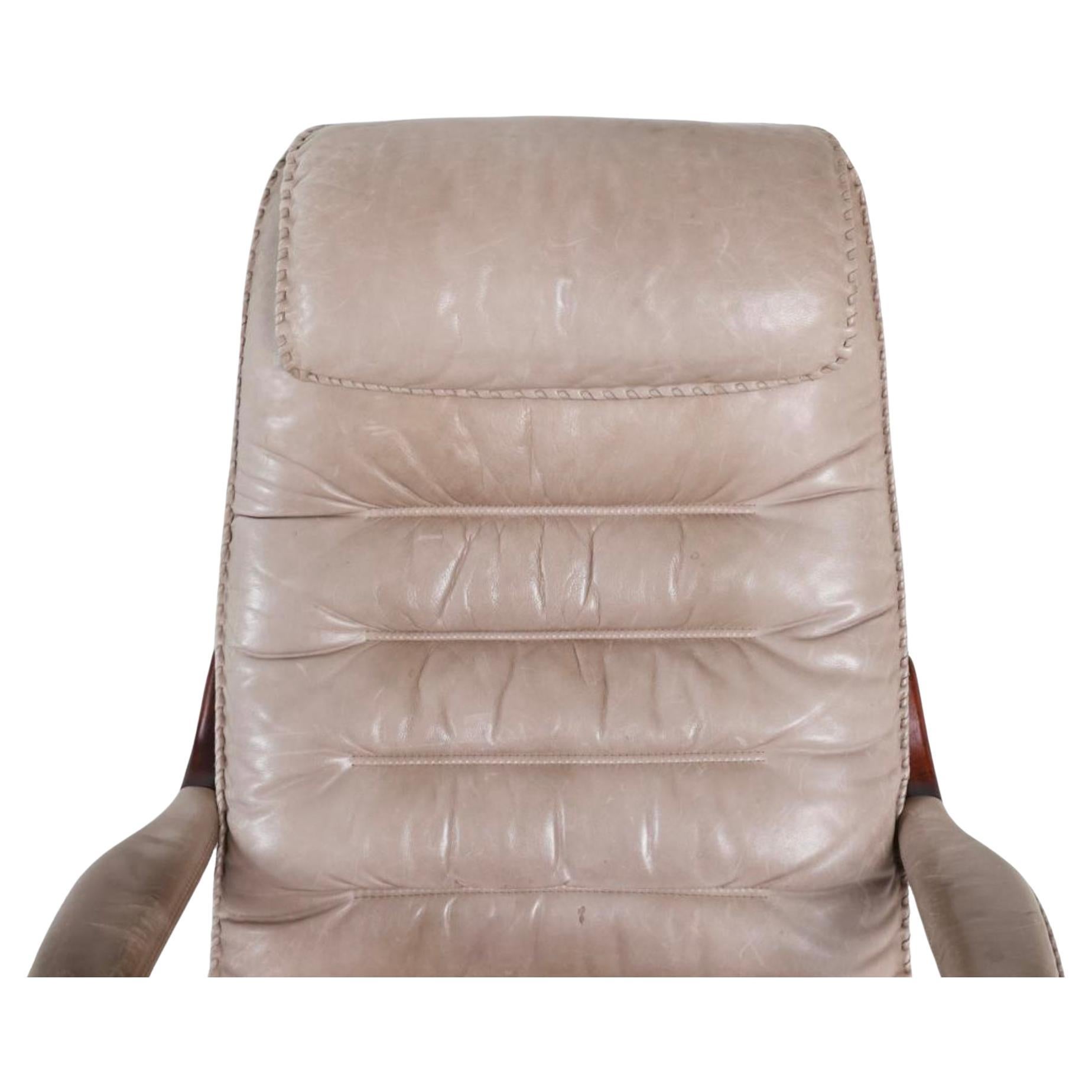 Scandinave moderne Paire de fauteuils de salon en cuir à haut dossier et pivotants The Moderns en vente