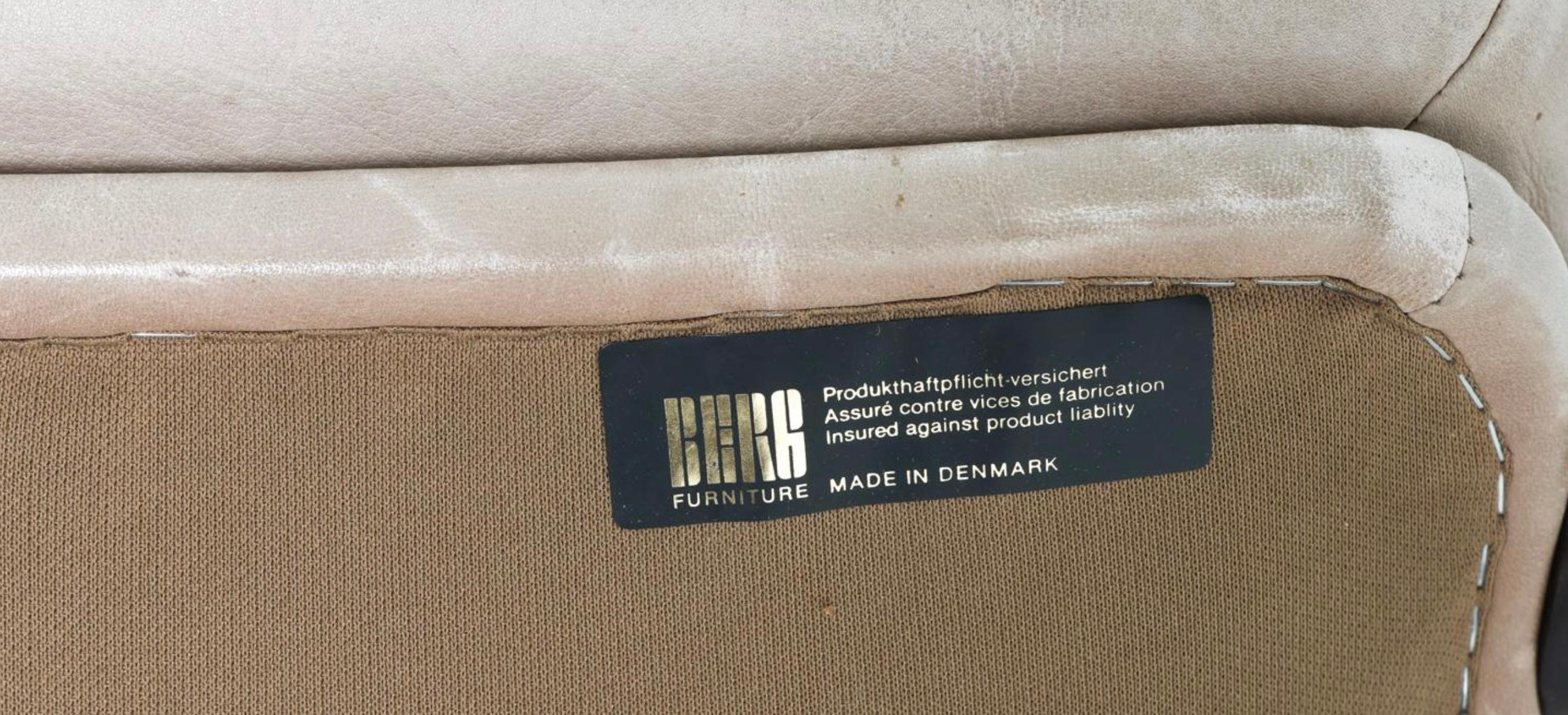 Danois Paire de fauteuils de salon en cuir à haut dossier et pivotants The Moderns en vente