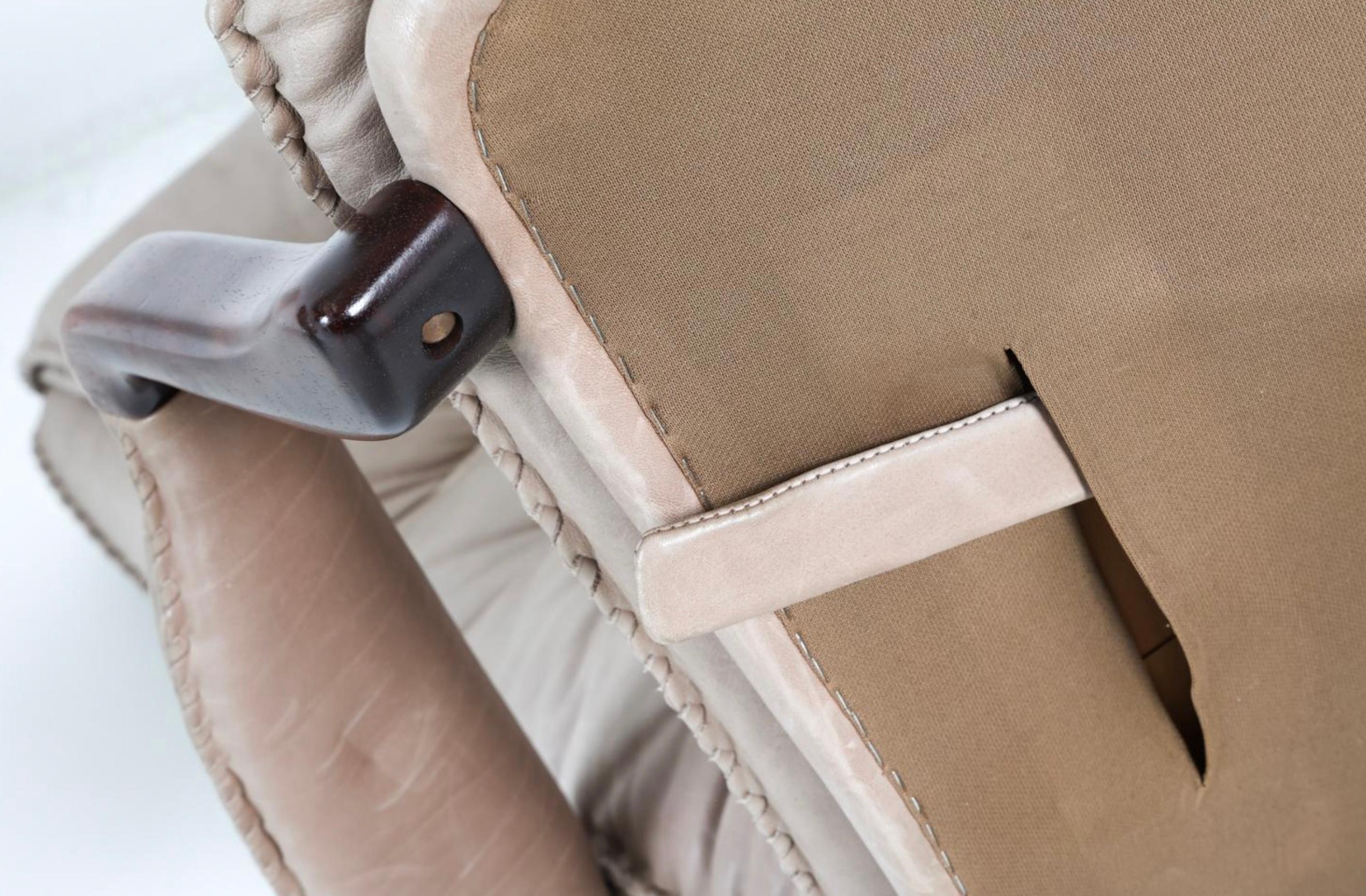 Travail du bois Paire de fauteuils de salon en cuir à haut dossier et pivotants The Moderns en vente