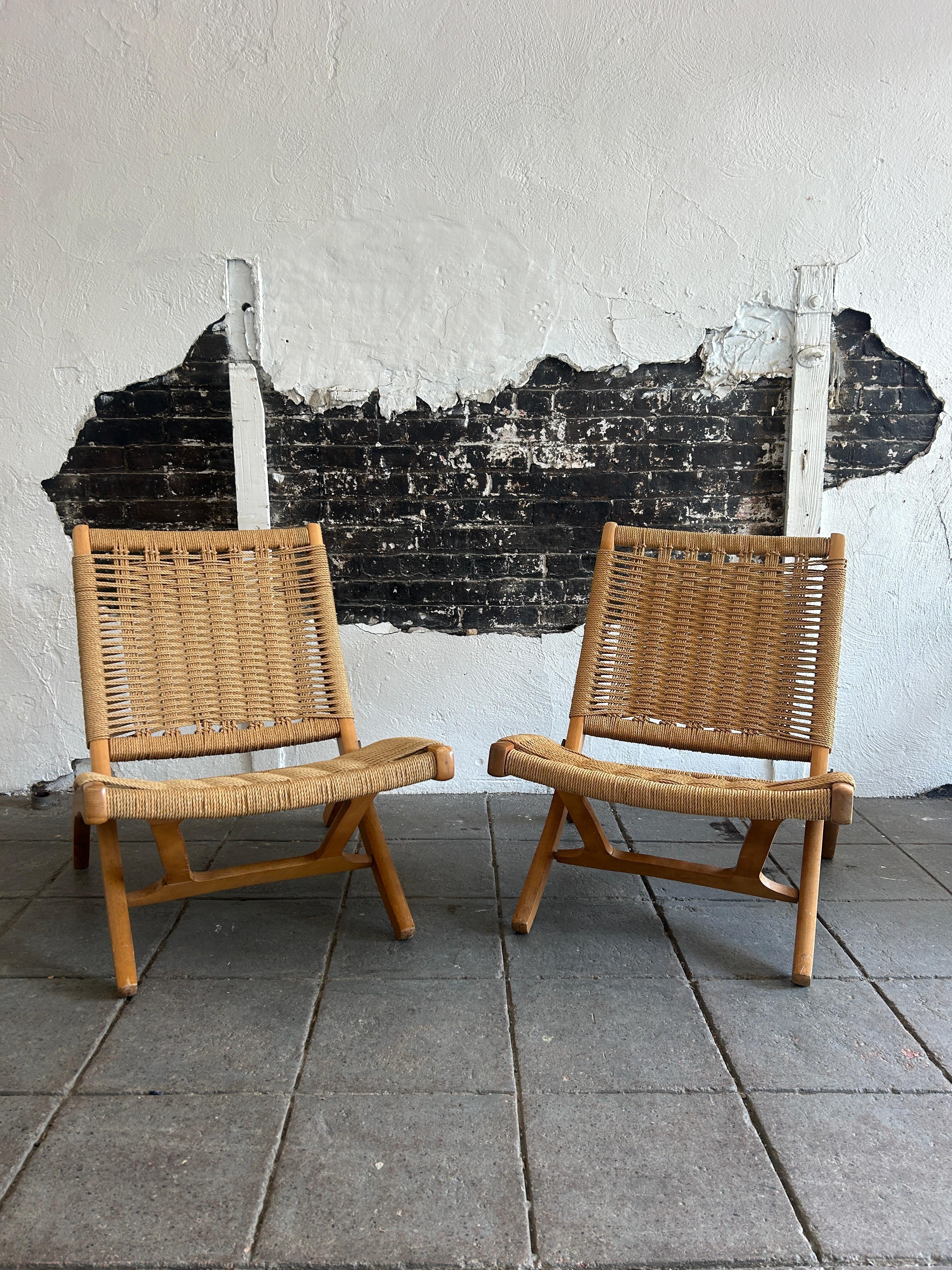 Pair Mid Century Scandinavian Modern woven Papercord folding lounge chairs. Great vintage pair of matching woven papercord rope folding swivel chairs. Sleek classic design in the style of Hans Wegner with solid light birch frames and woven