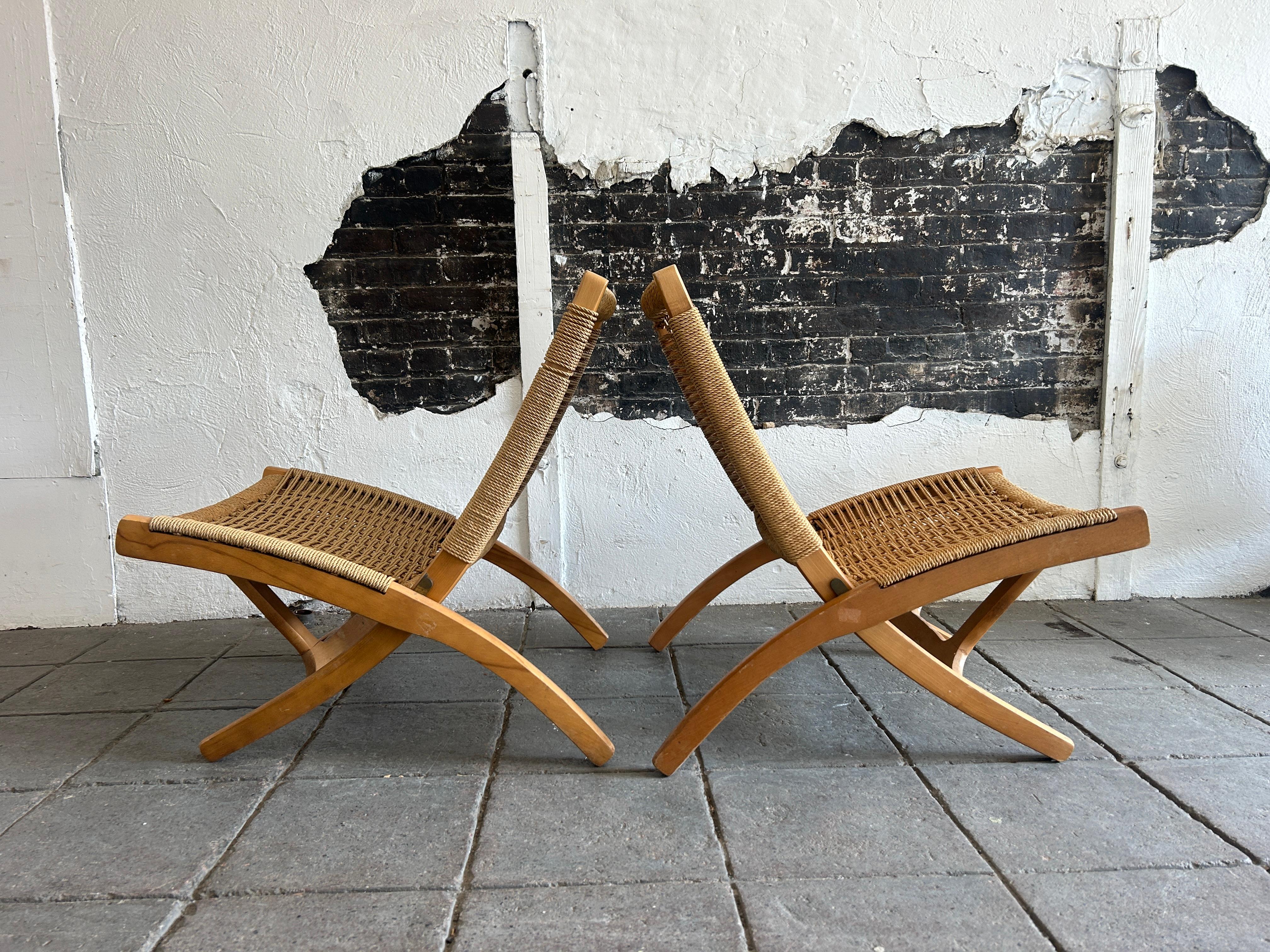 Pair Mid Century Scandinavian Modern woven Papercord folding lounge chairs In Good Condition For Sale In BROOKLYN, NY