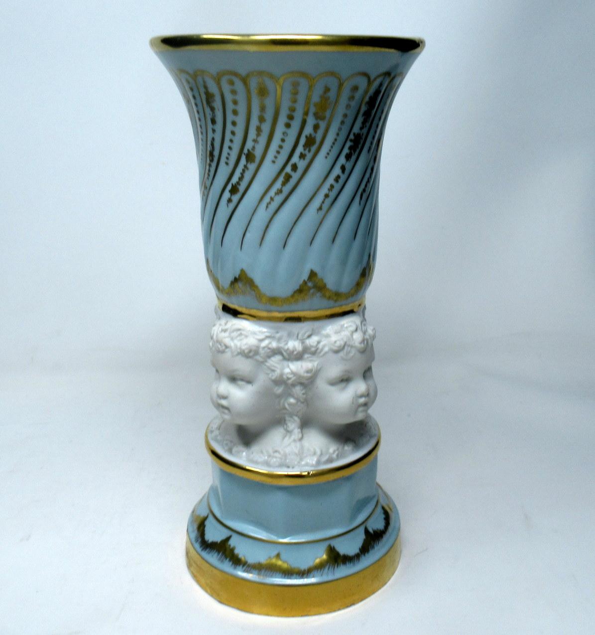 Paar Mitte des Jahrhunderts Sèvres Stil Französisch vergoldetes Porzellan Bisque Parian Vasen Urnen im Zustand „Gut“ im Angebot in Dublin, Ireland