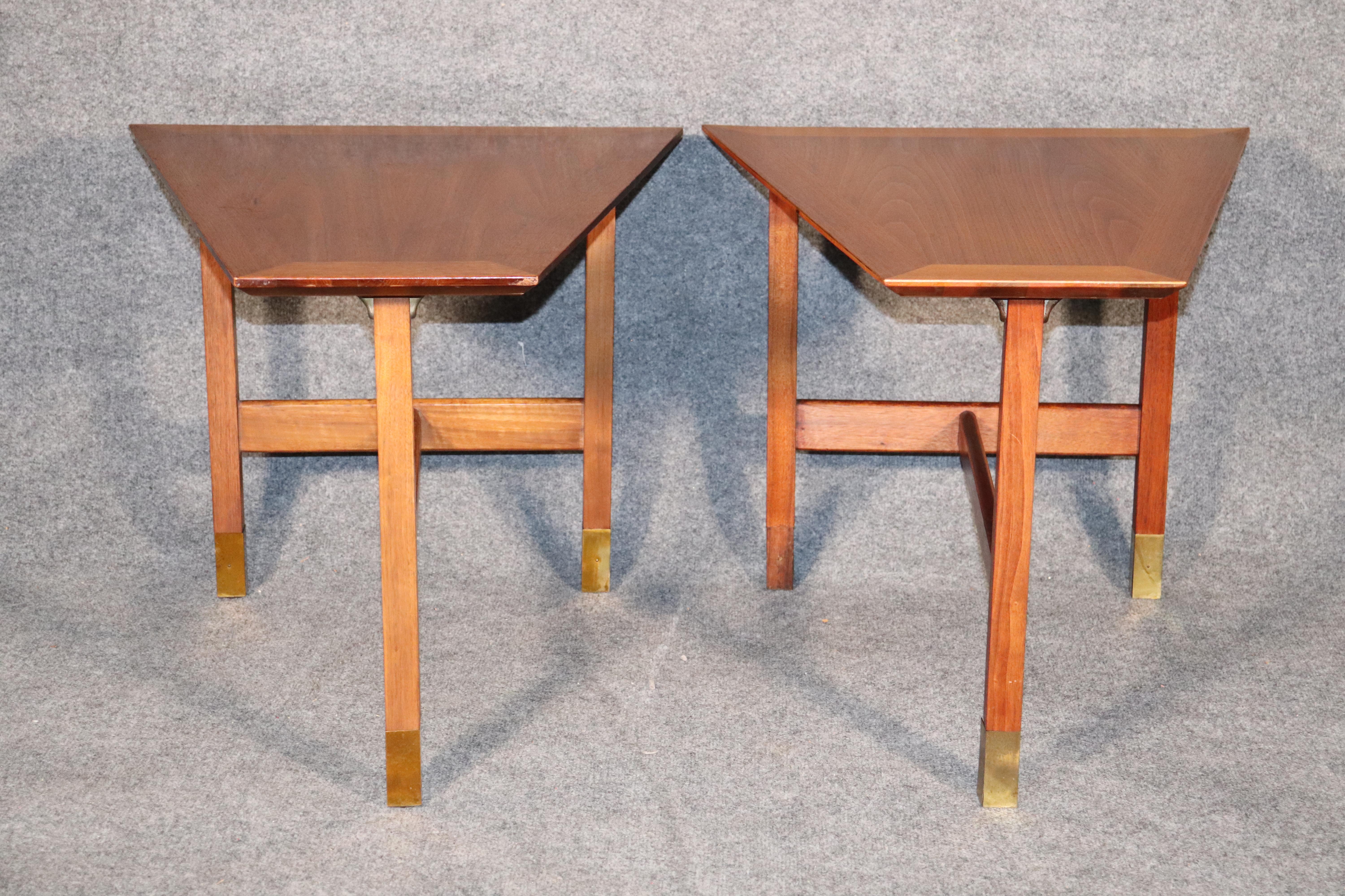 Pair of Mid-Century Modern triangle tables with brass caps. Walnut grain with thick wood trim. Great for living room display.
Please confirm location.