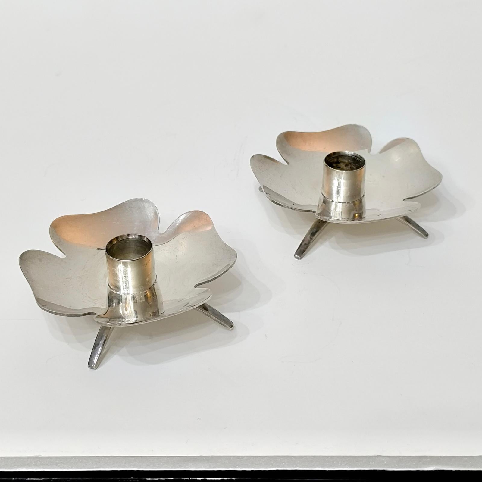 Paire de bougeoirs à fleurs en trèfle en métal argenté du milieu du siècle .
Bougeoirs Vintage PrimaPlate Sweden, en forme de trèfles porte-bonheur, reposant sur quatre pieds. Chacun d'entre eux est marqué sur le fond.
En très bon état