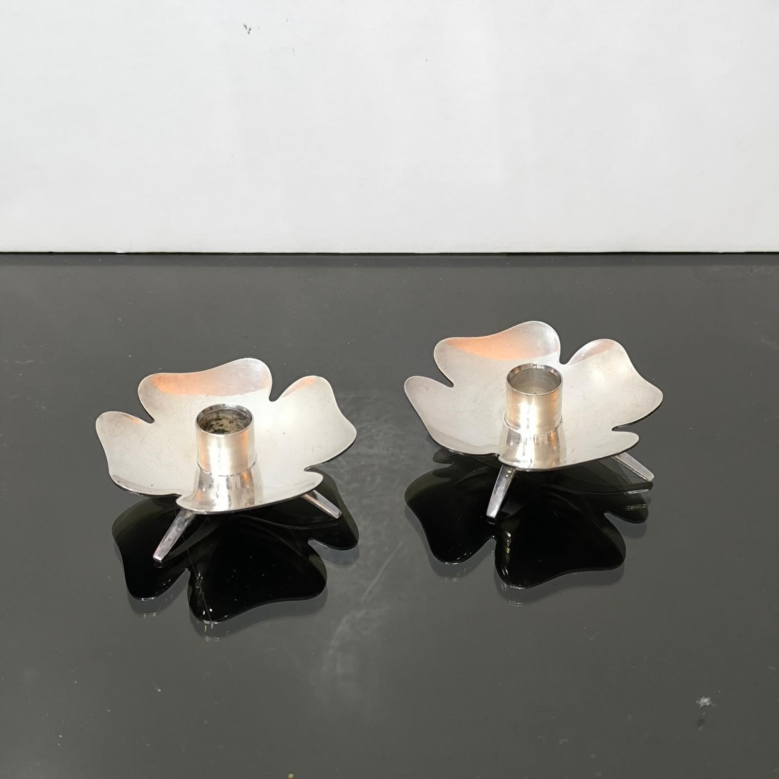 Fin du 20e siècle Paire de bougeoirs à fleurs en trèfle en métal argenté du milieu du siècle dernier en vente