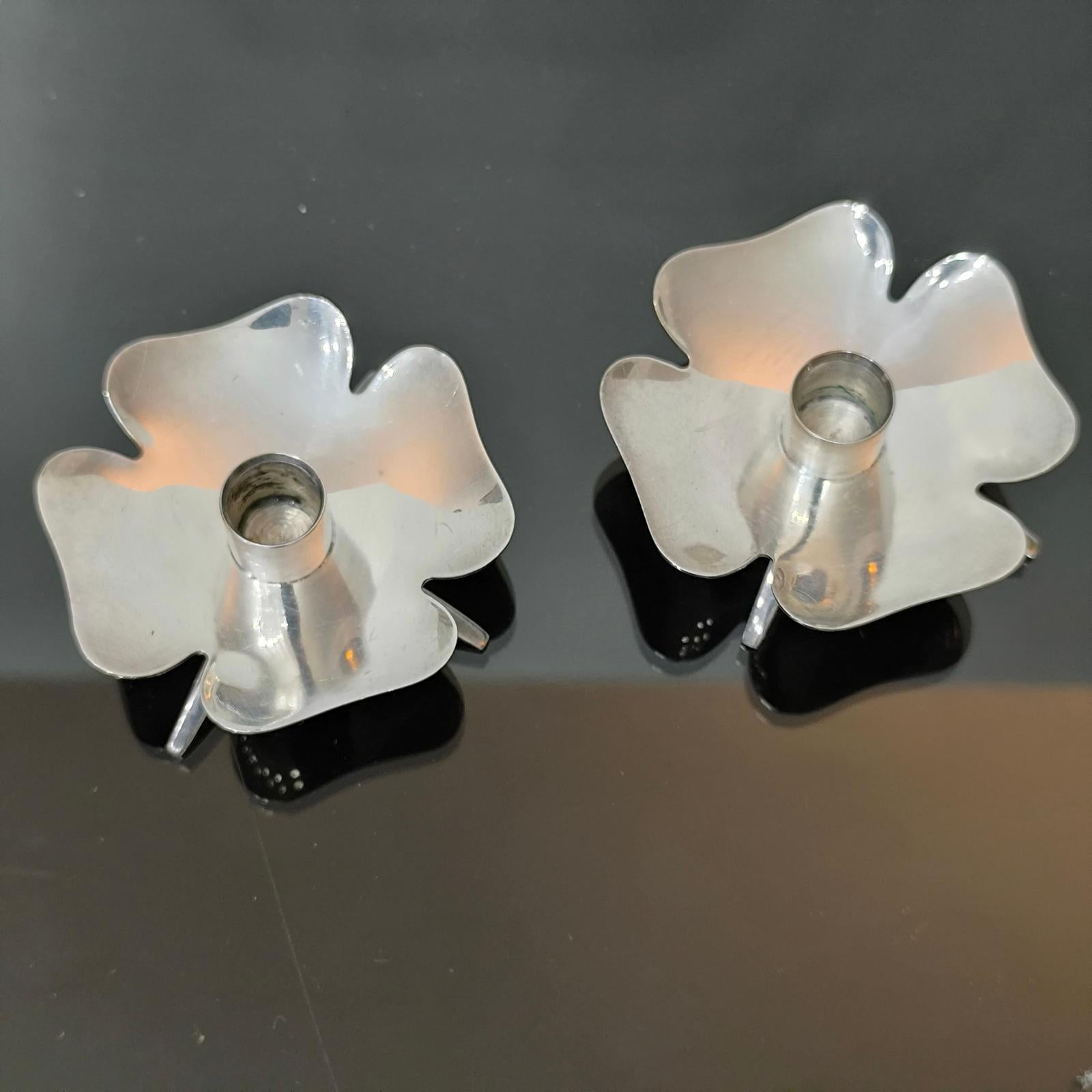 Plaqué argent Paire de bougeoirs à fleurs en trèfle en métal argenté du milieu du siècle dernier en vente