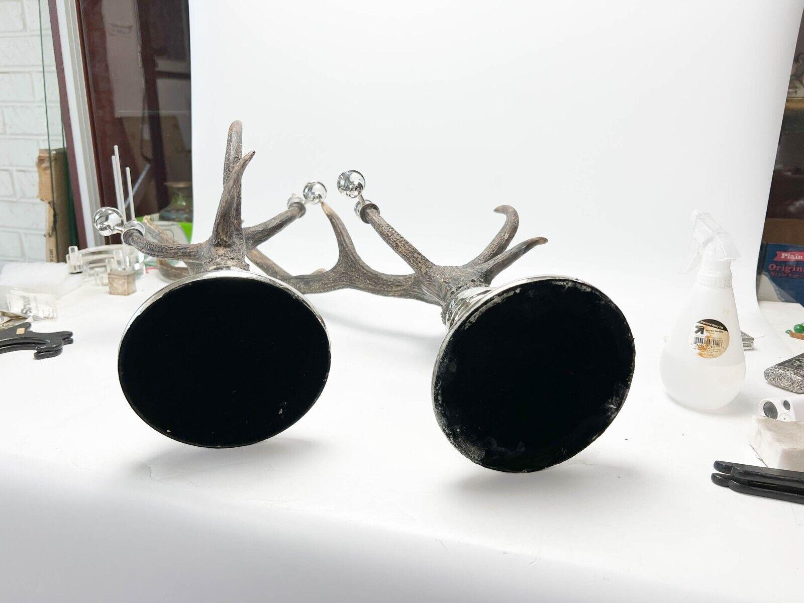  Paar Kandelaber aus der Mitte des Jahrhunderts aus simuliertem Horn und Silberblech (20. Jahrhundert) im Angebot