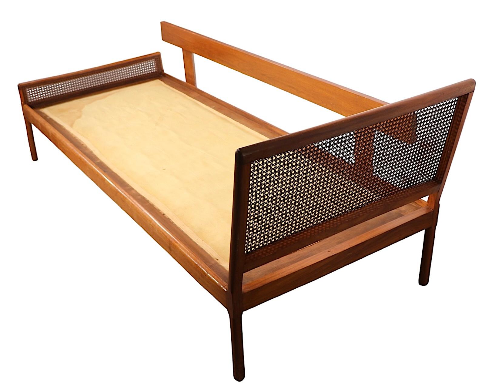 Pareja de sofás-cama de mediados de siglo en venta 3