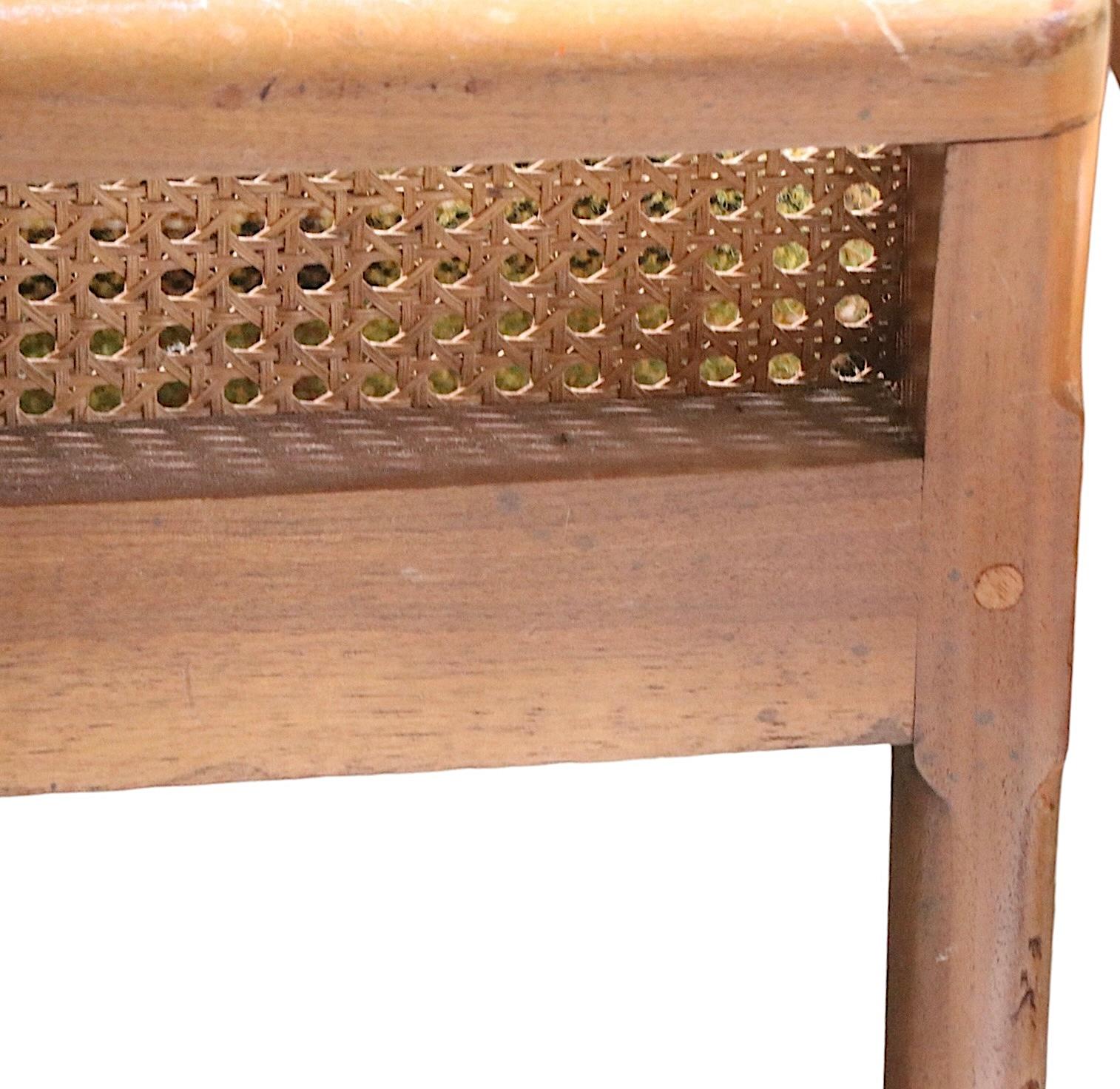 Excepcional pareja de camas de día de mediados de siglo, con armazón de madera maciza, cabecero y piecero de canesú y asientos y respaldos tapizados. Ambos son estructuralmente sólidos y resistentes, ambos muestran cierto desgaste cosmético en su