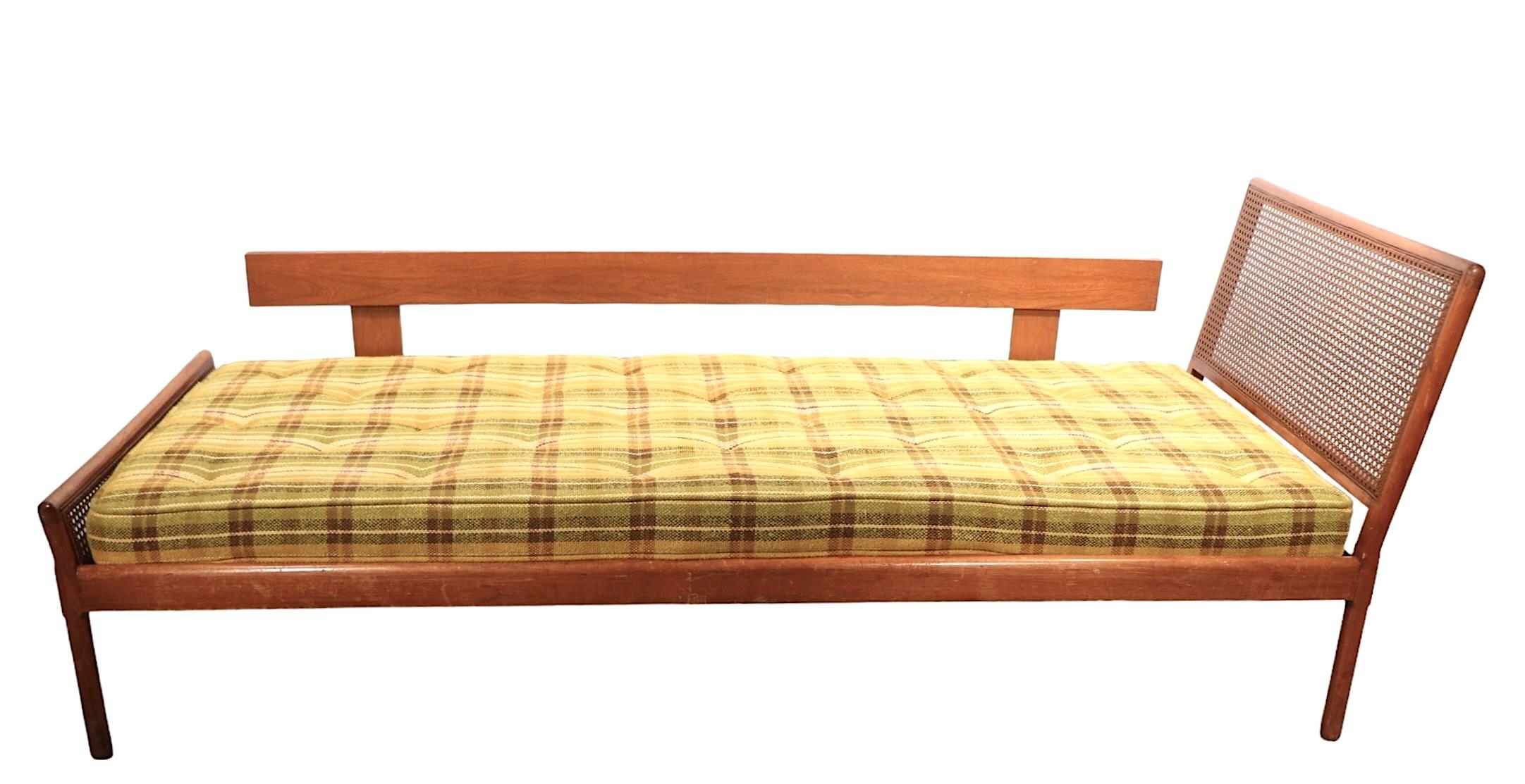 Pareja de sofás-cama de mediados de siglo siglo XX en venta
