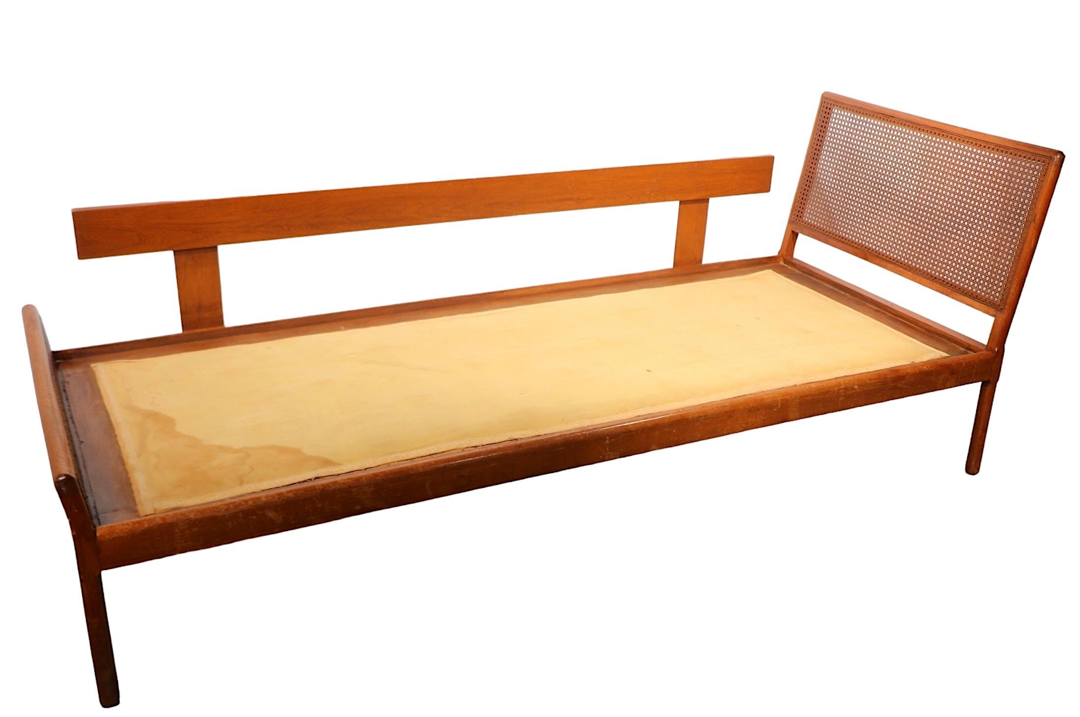 Pareja de sofás-cama de mediados de siglo Tapicería en venta