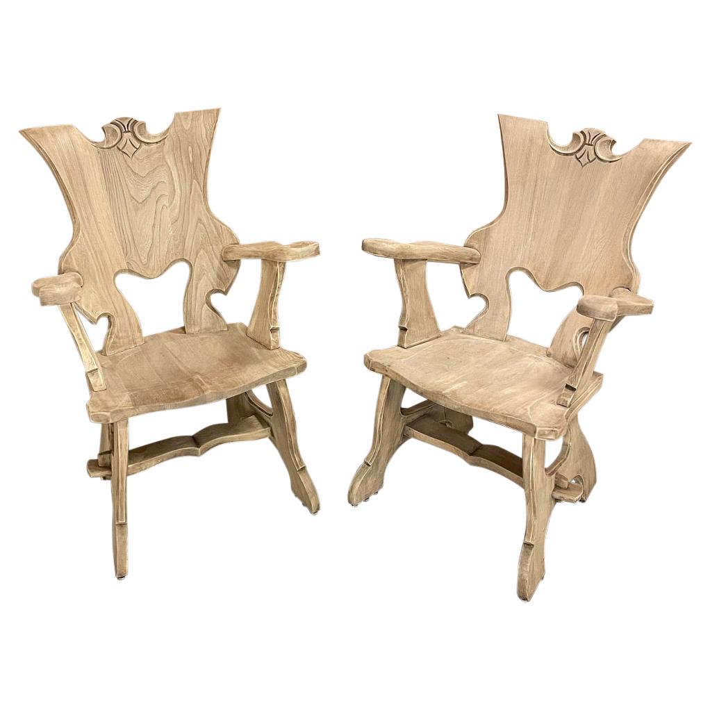 Paar skulpturale Sessel aus Massivholz aus der Mitte des Jahrhunderts