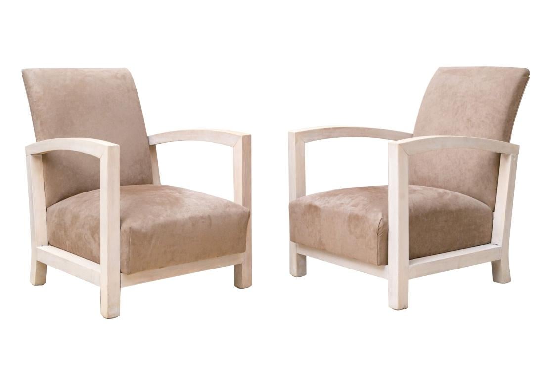 Una coppia di sedie da salotto con struttura in legno biondo traforato con una raffinata presentazione minimalista. Seduta e schienale imbottiti in pelle scamosciata su misura, telai ben rifiniti. La coppia ha un buon peso e un buon comfort.