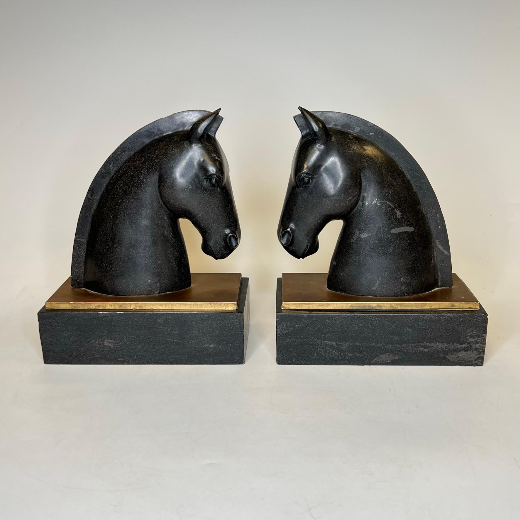 Moderne Paire de sculptures ou serre-livres en bronze et pierre à tête de cheval stylisée du milieu du siècle dernier en vente