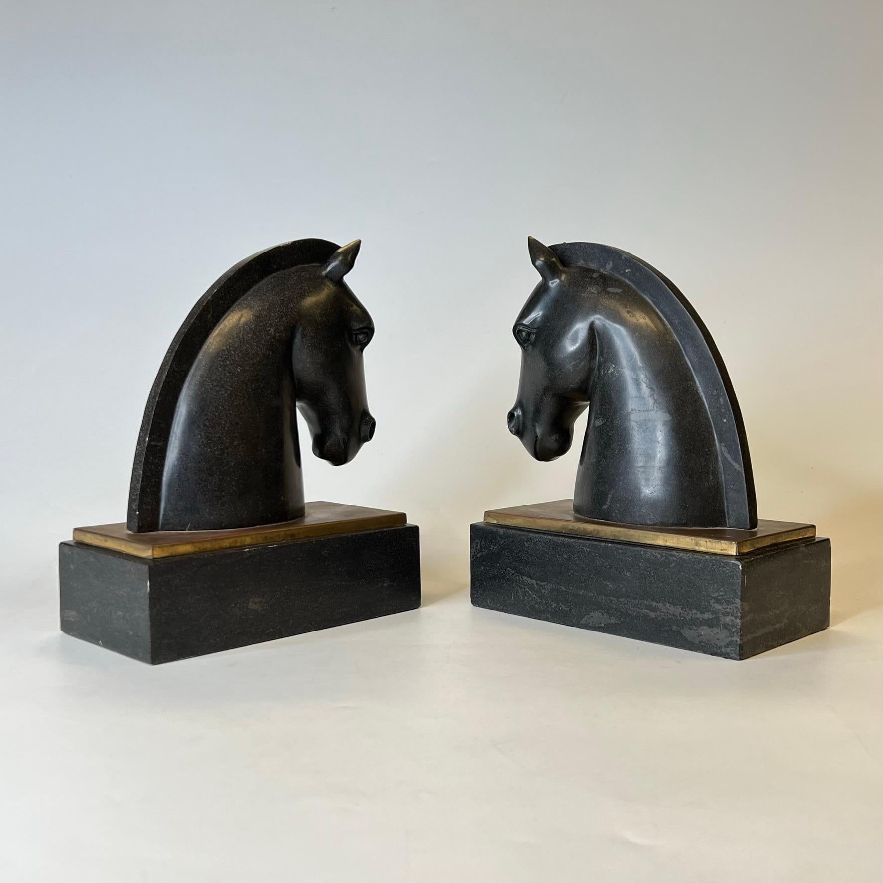 Inconnu Paire de sculptures ou serre-livres en bronze et pierre à tête de cheval stylisée du milieu du siècle dernier en vente