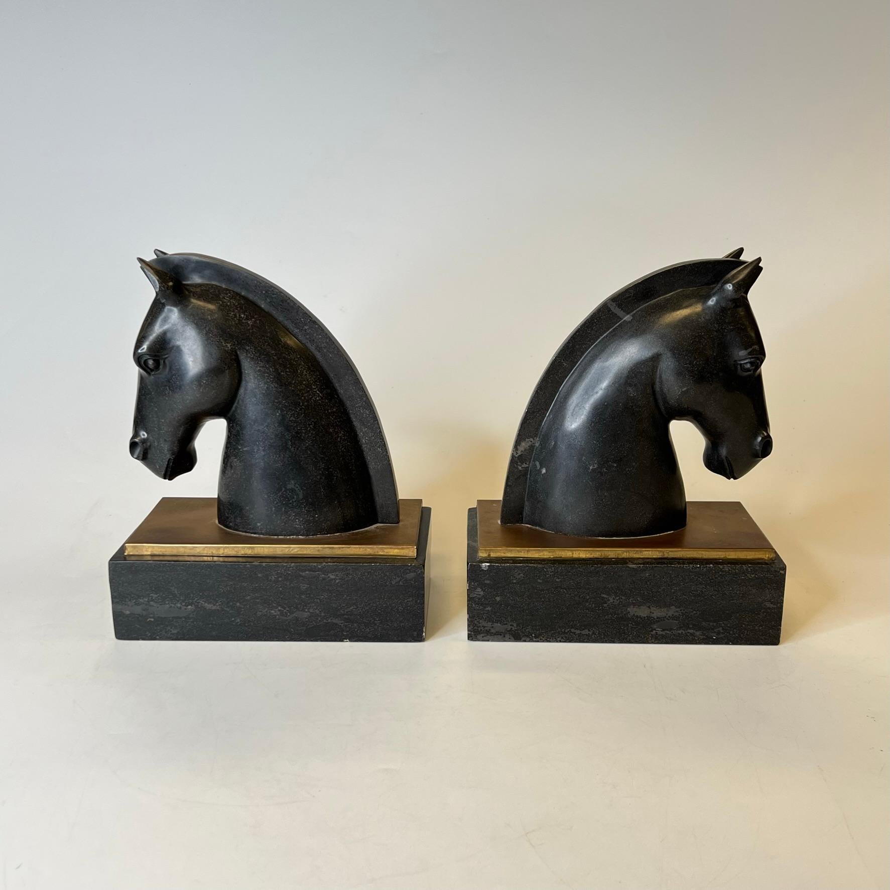 Patiné Paire de sculptures ou serre-livres en bronze et pierre à tête de cheval stylisée du milieu du siècle dernier en vente