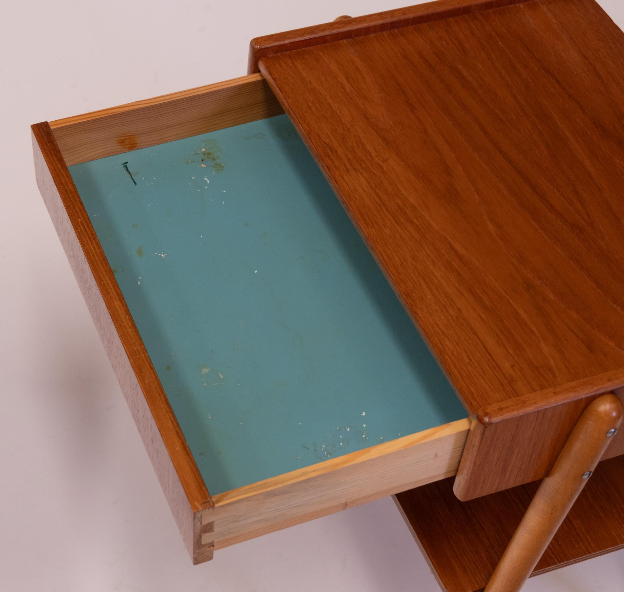 Paire de tables de chevet suédoises en teck du milieu du siècle par Carlström & Co en vente 3